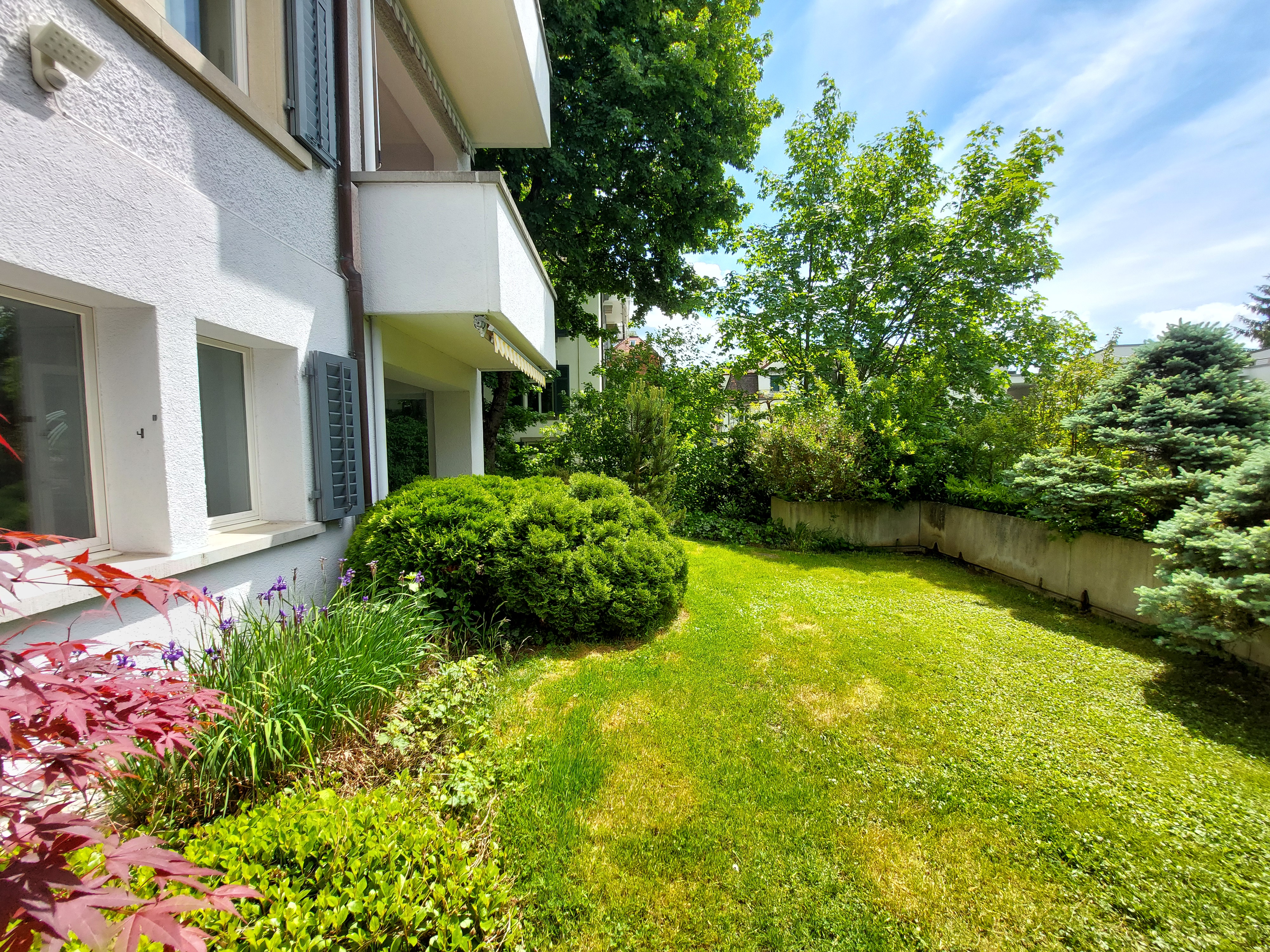Gepflegter Garten an einem Wohnhaus