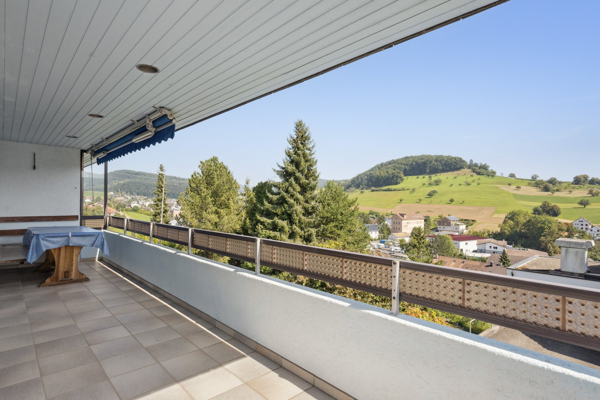 Überdachter Balkon mit Panoramablick