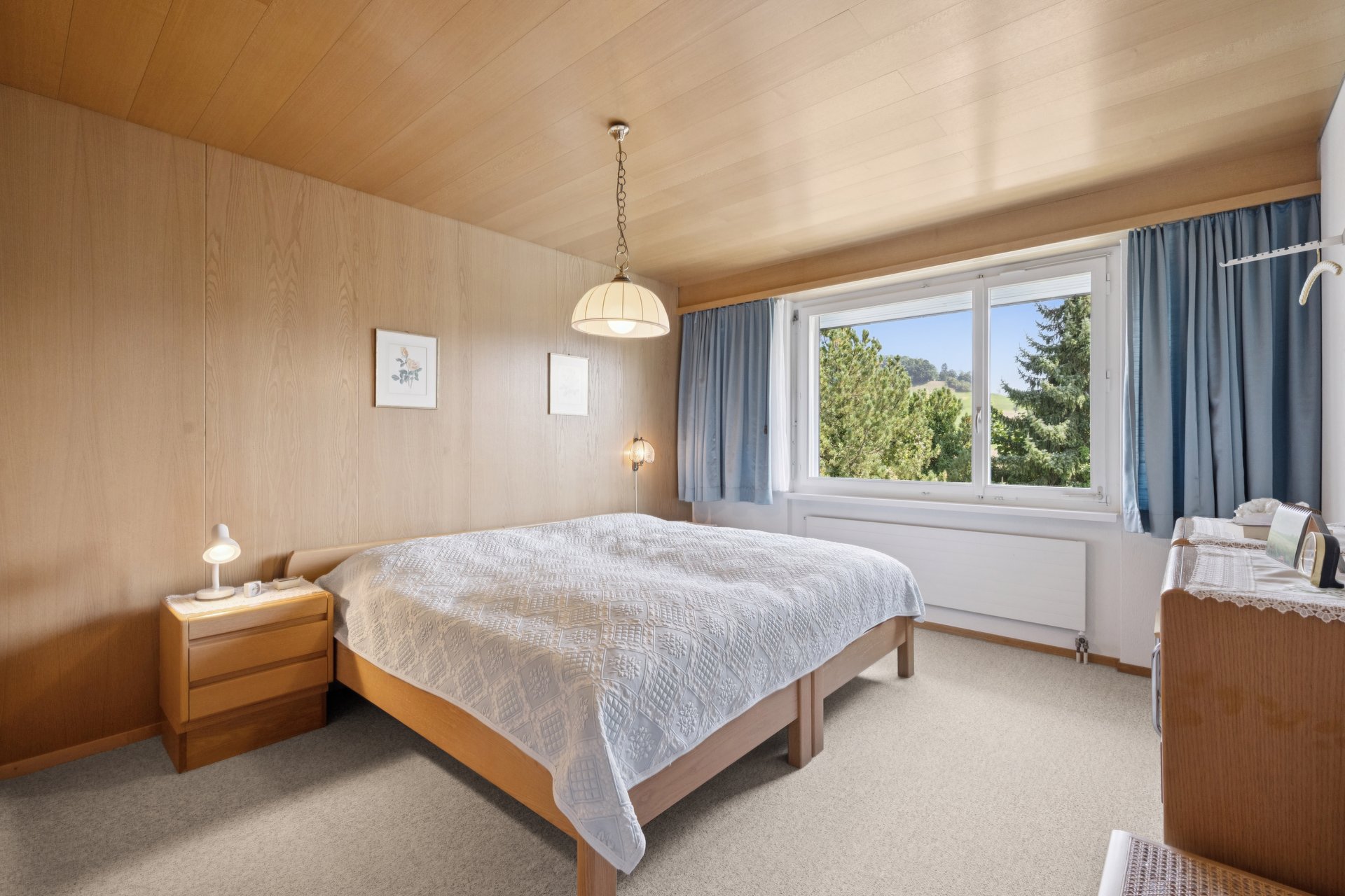 Helles Schlafzimmer mit Holzverkleidung
