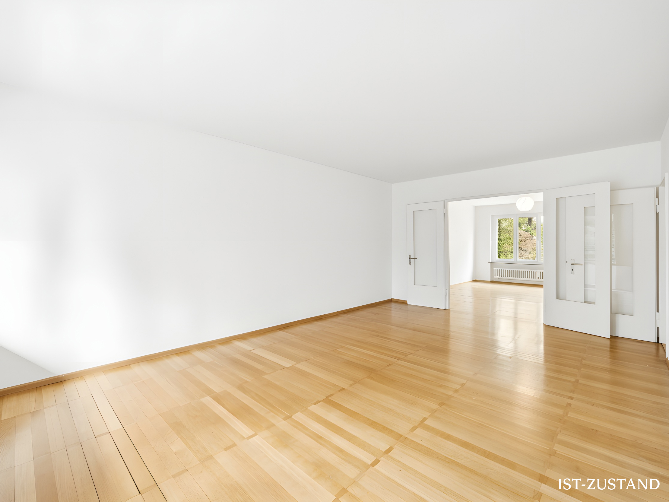 Heller leerer Wohnraum mit Holzboden
