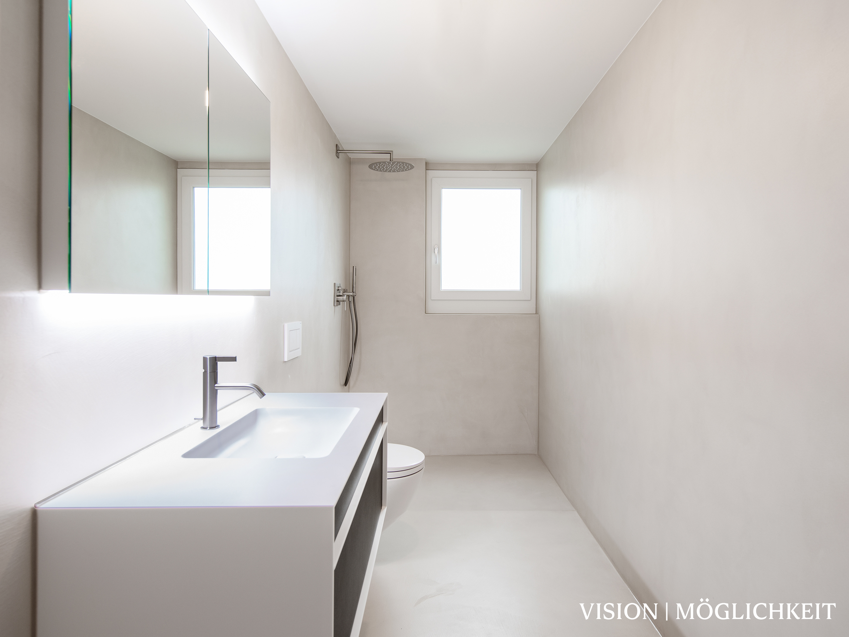 Modernes, schmales Badezimmer mit Dusche und Waschtisch