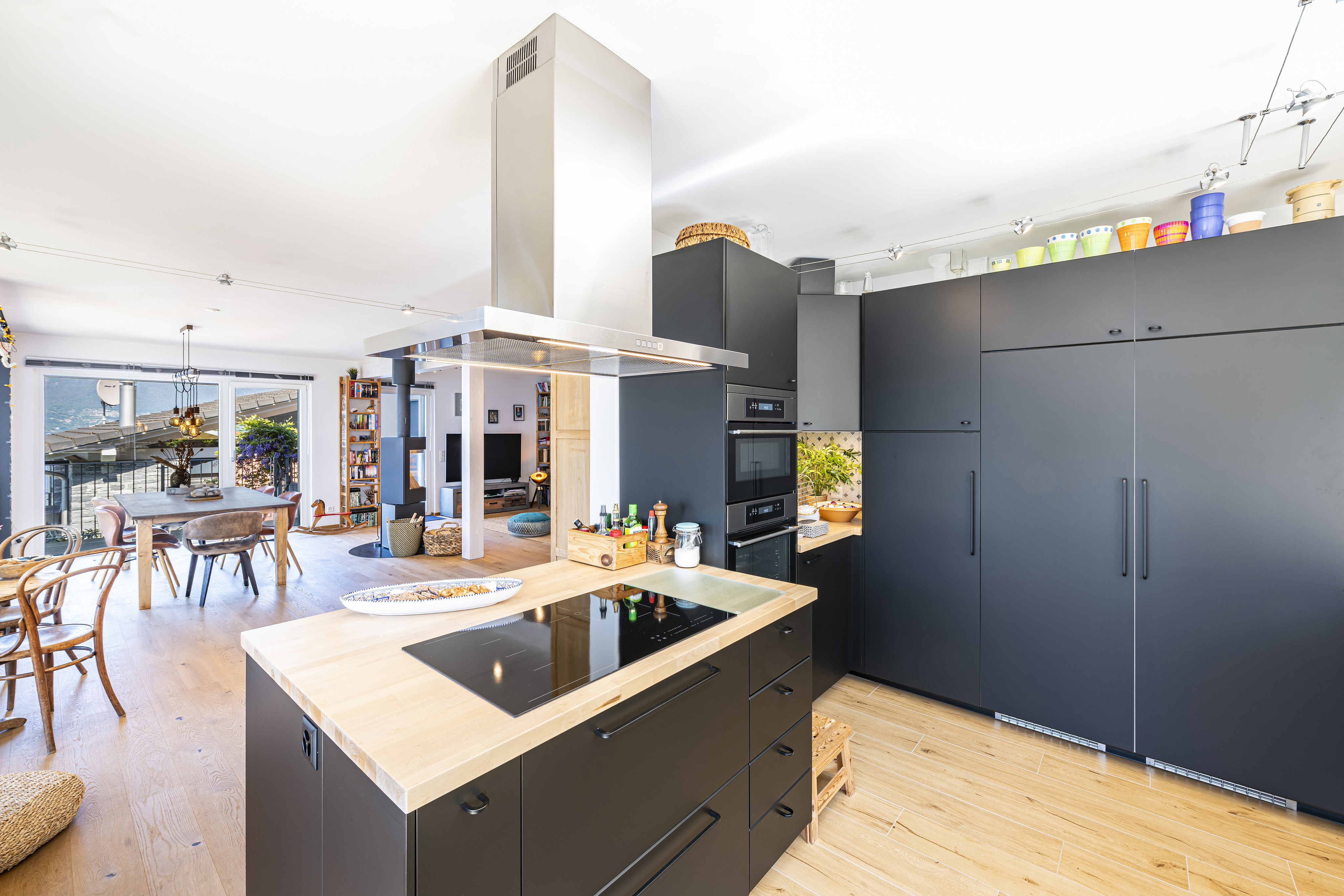 Offene moderne Küche mit Essbereich und Seeblick