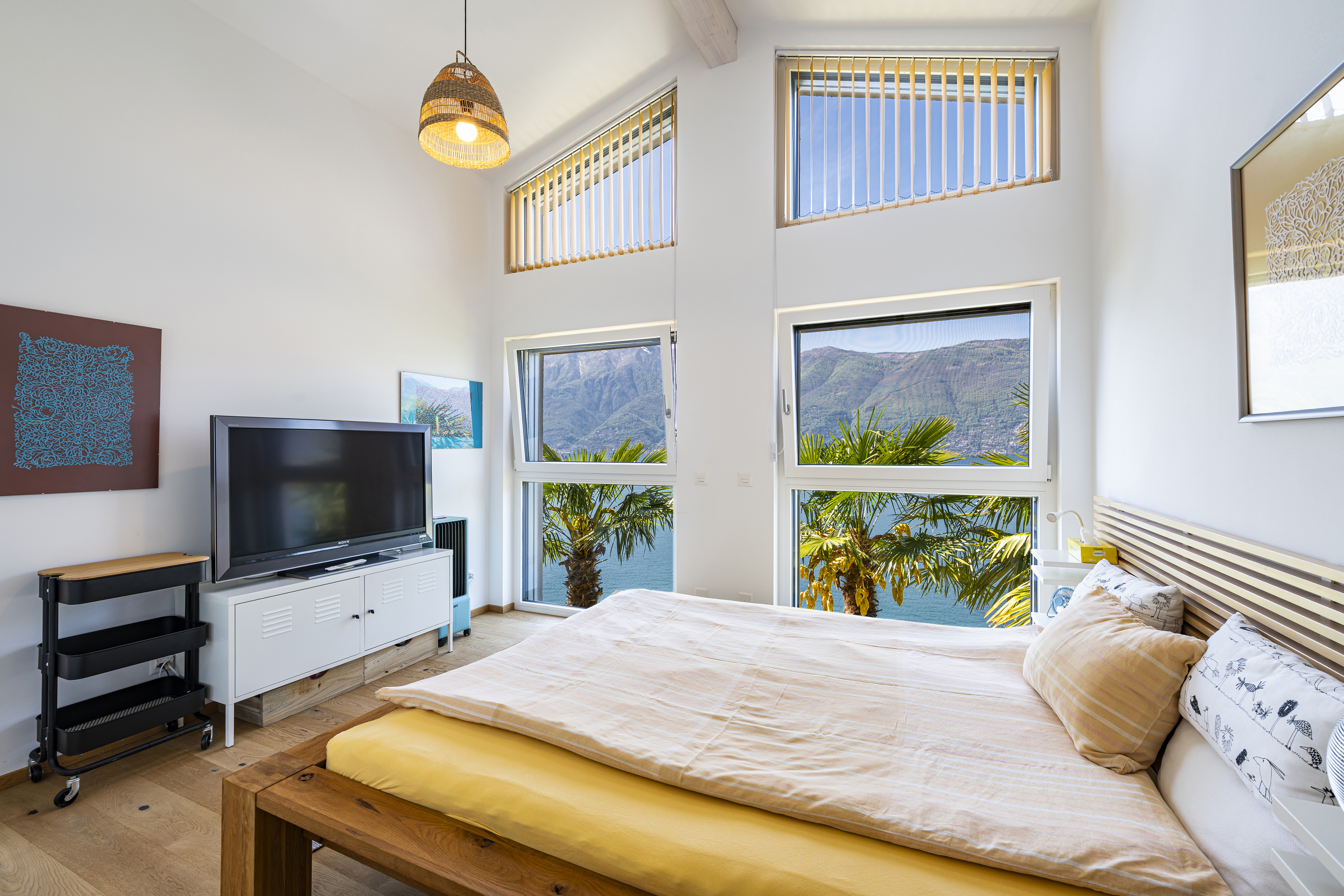 Helles Schlafzimmer mit Meerblick