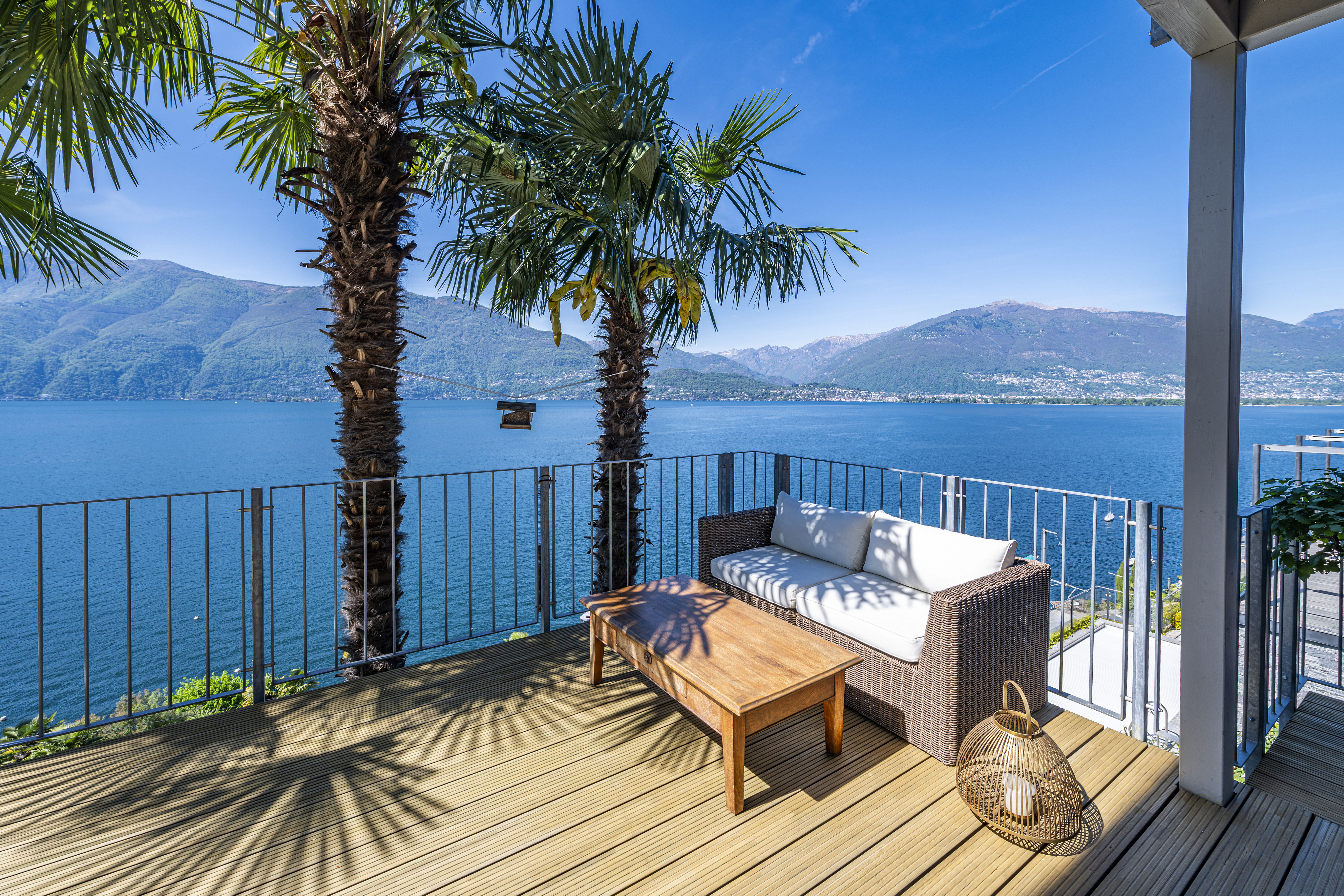 Terrasse mit Seeblick und Lounge-Möbeln