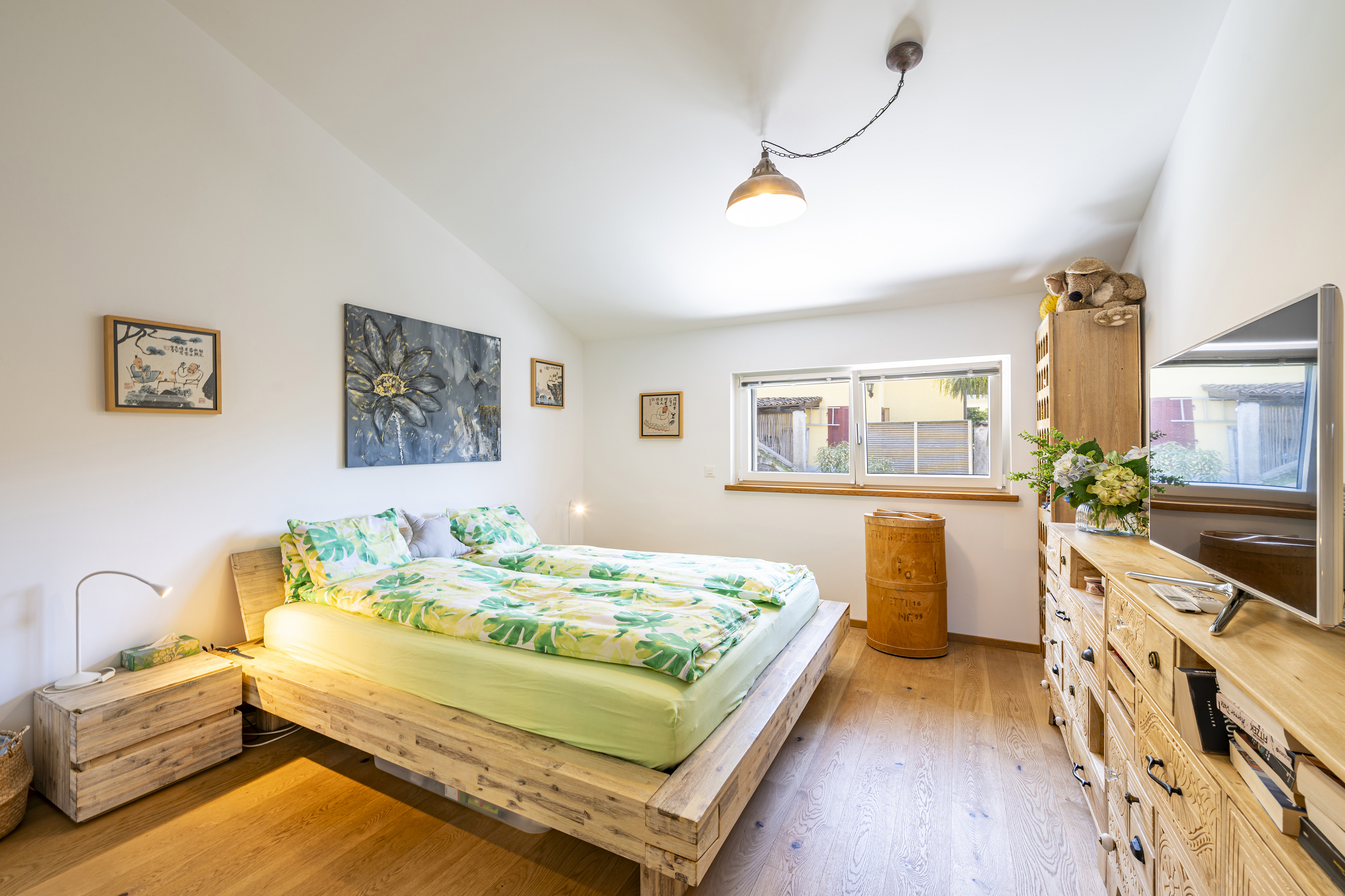 Helles Schlafzimmer mit Holzmöbeln