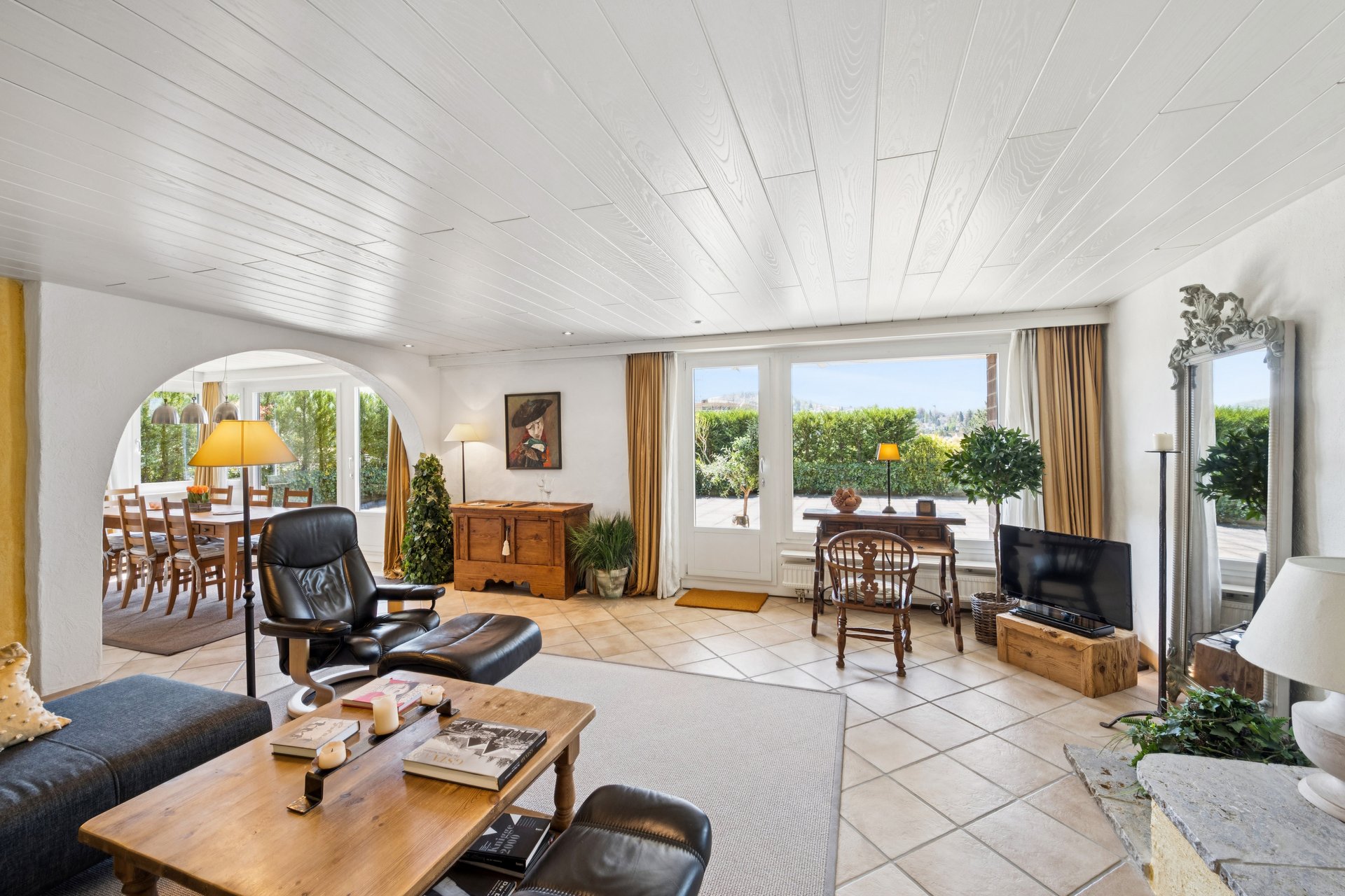 Helles Wohnzimmer mit Essbereich und Gartenblick
