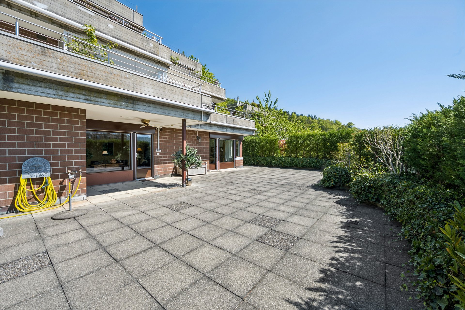 Terrasse mit Blick auf ein modernes Mehrfamilienhaus