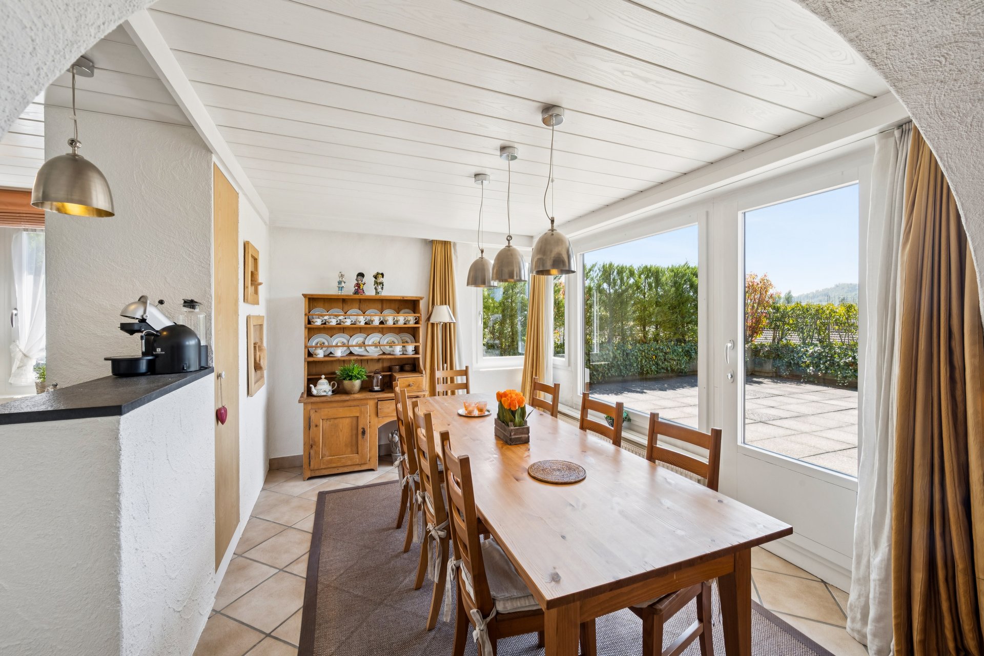 Helles Esszimmer mit Gartenausblick