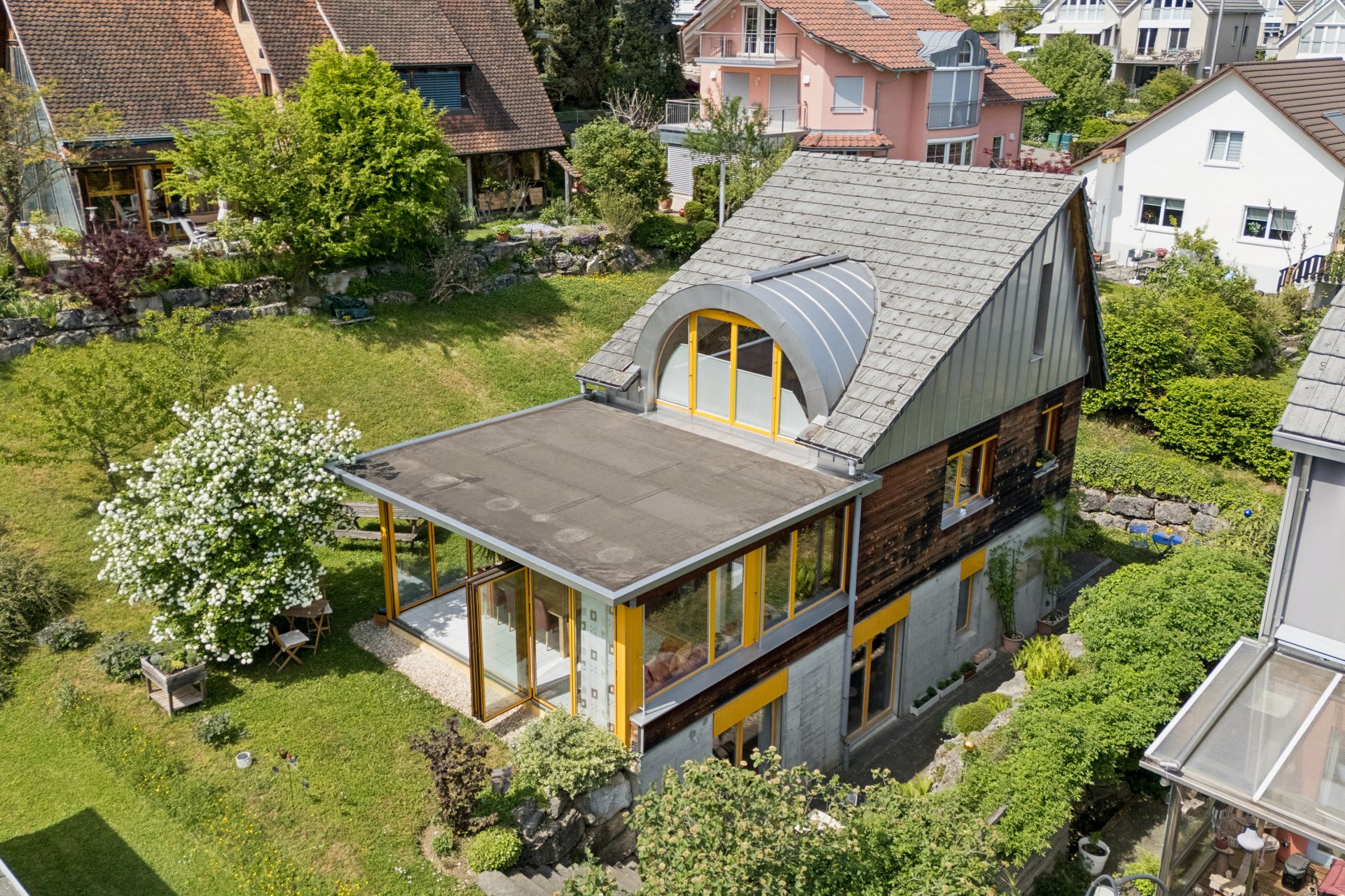 Luftaufnahme eines Hauses mit Garten