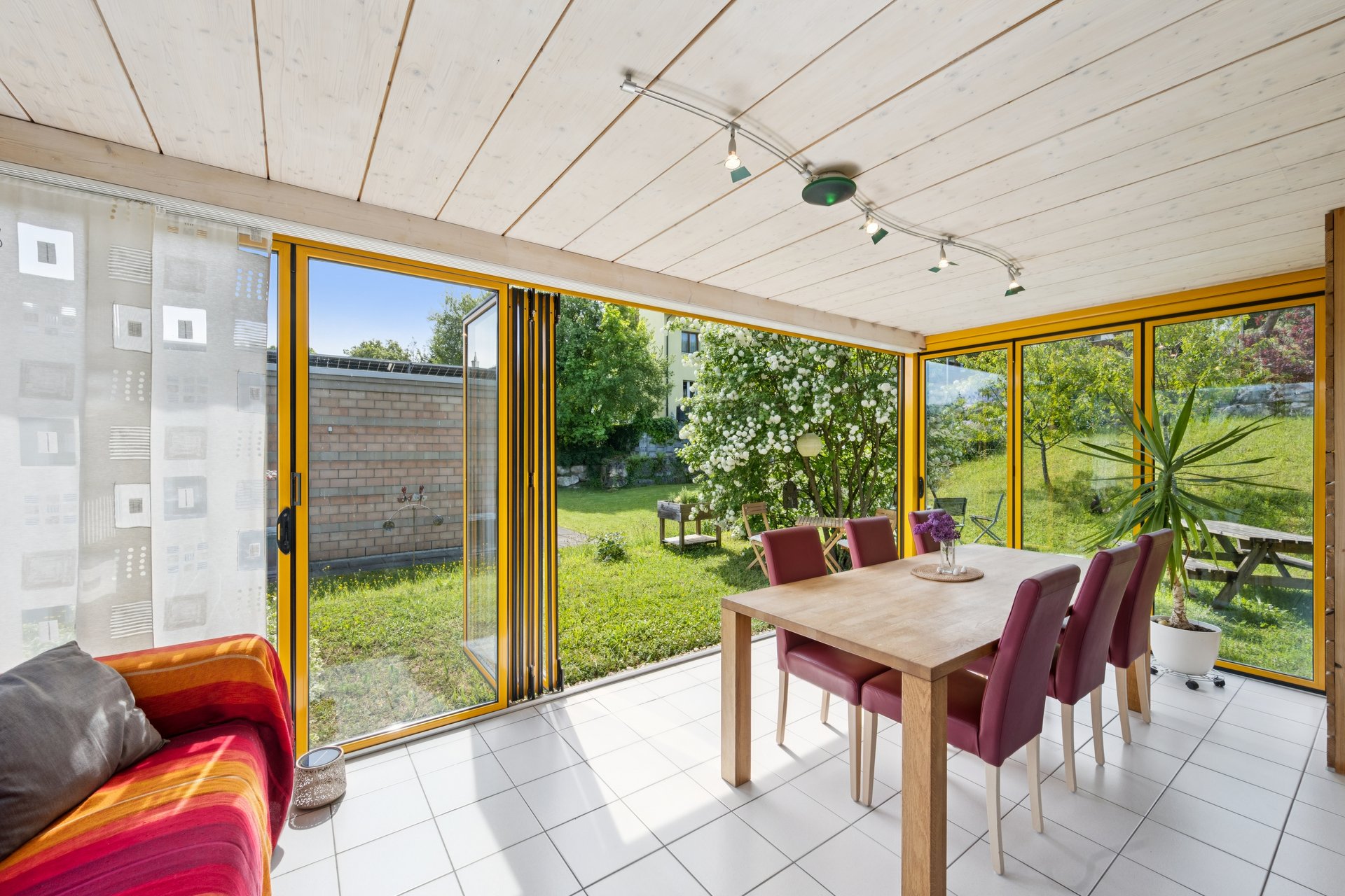Heller Wintergarten mit Essbereich und Gartenblick