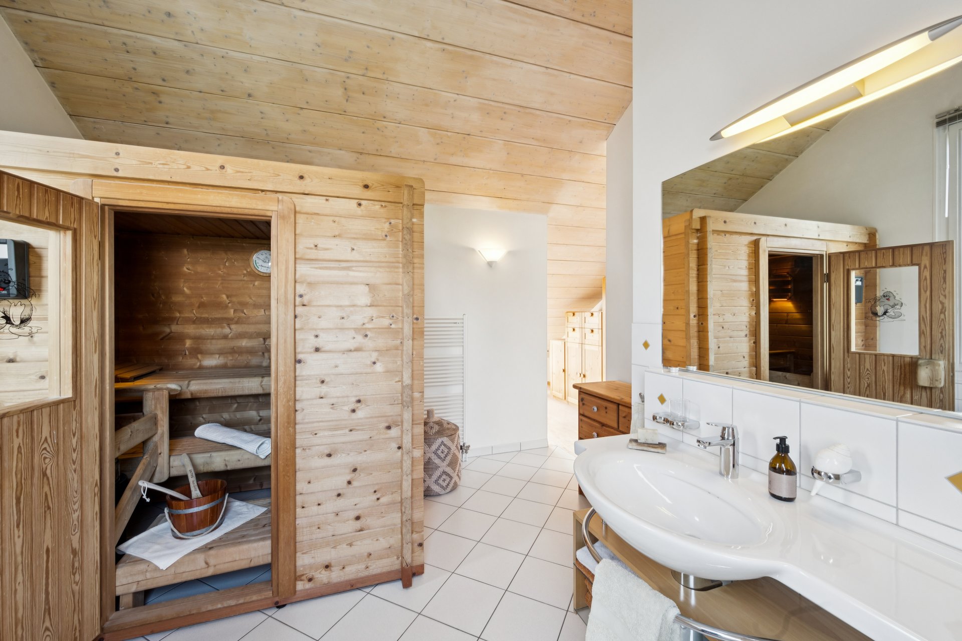 Holzsauna mit Waschbereich