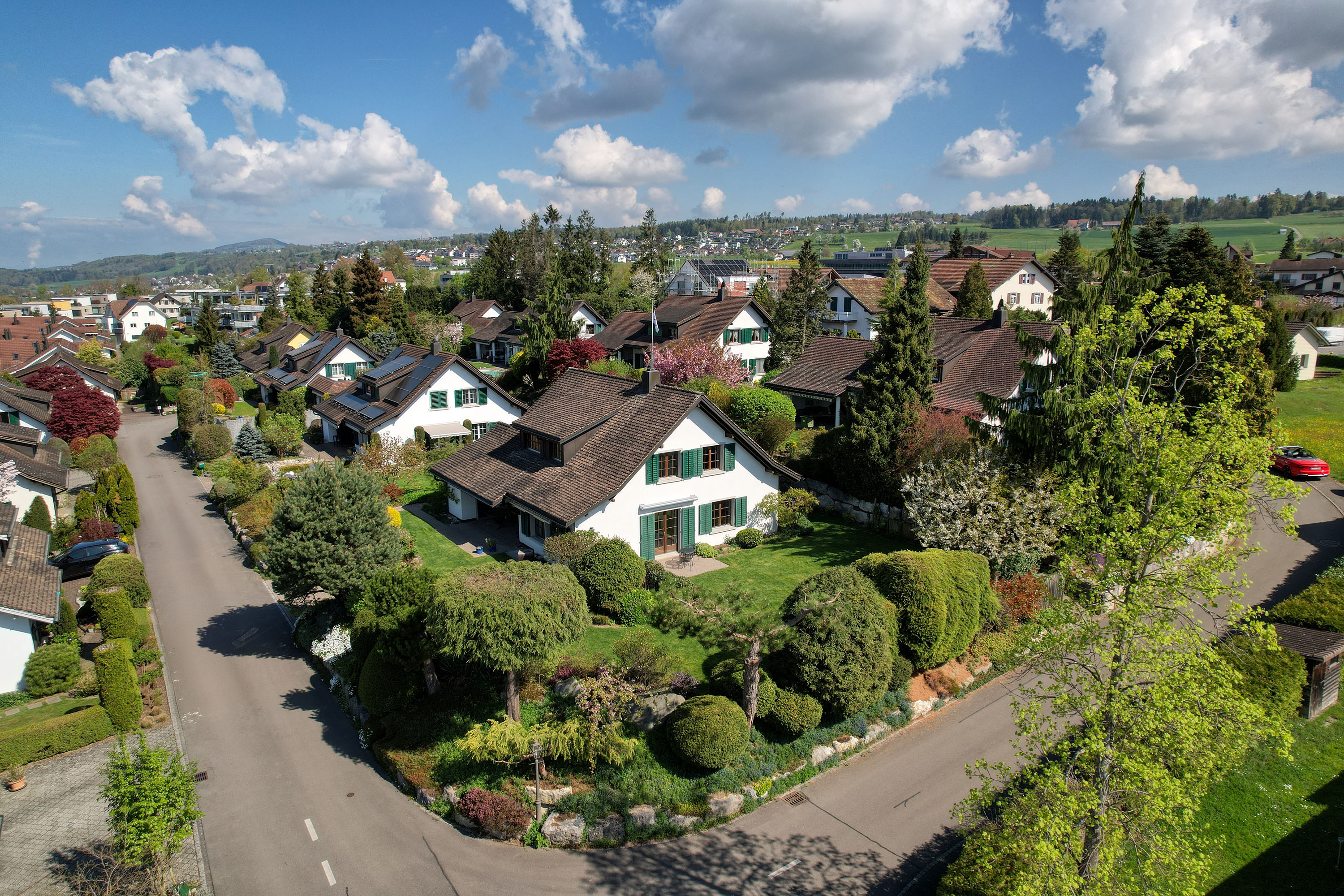 Luftaufnahme eines gepflegten Wohnviertels mit Einfamilienhäusern
