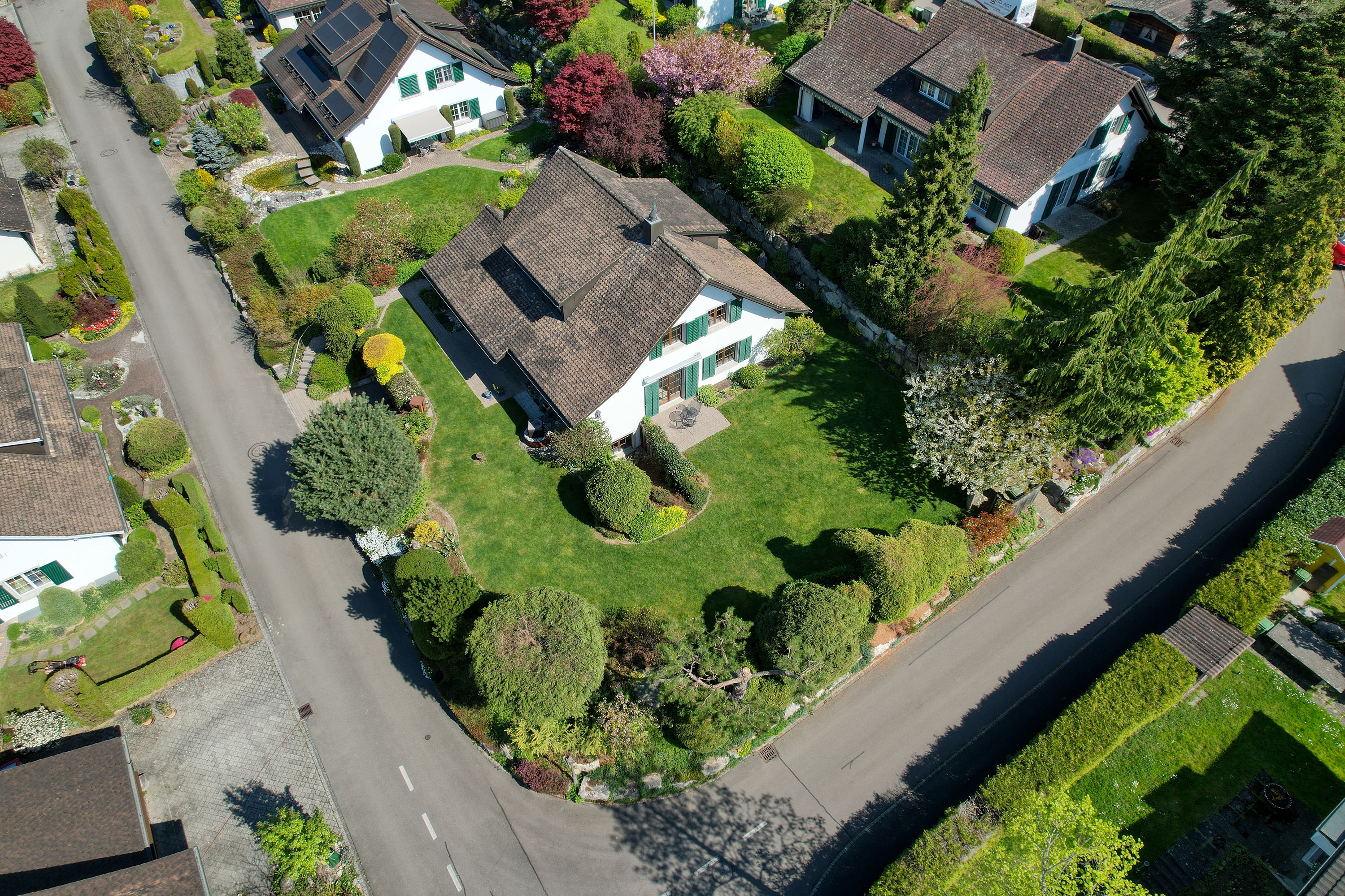 Luftaufnahme eines gepflegten Wohnhauses mit Garten