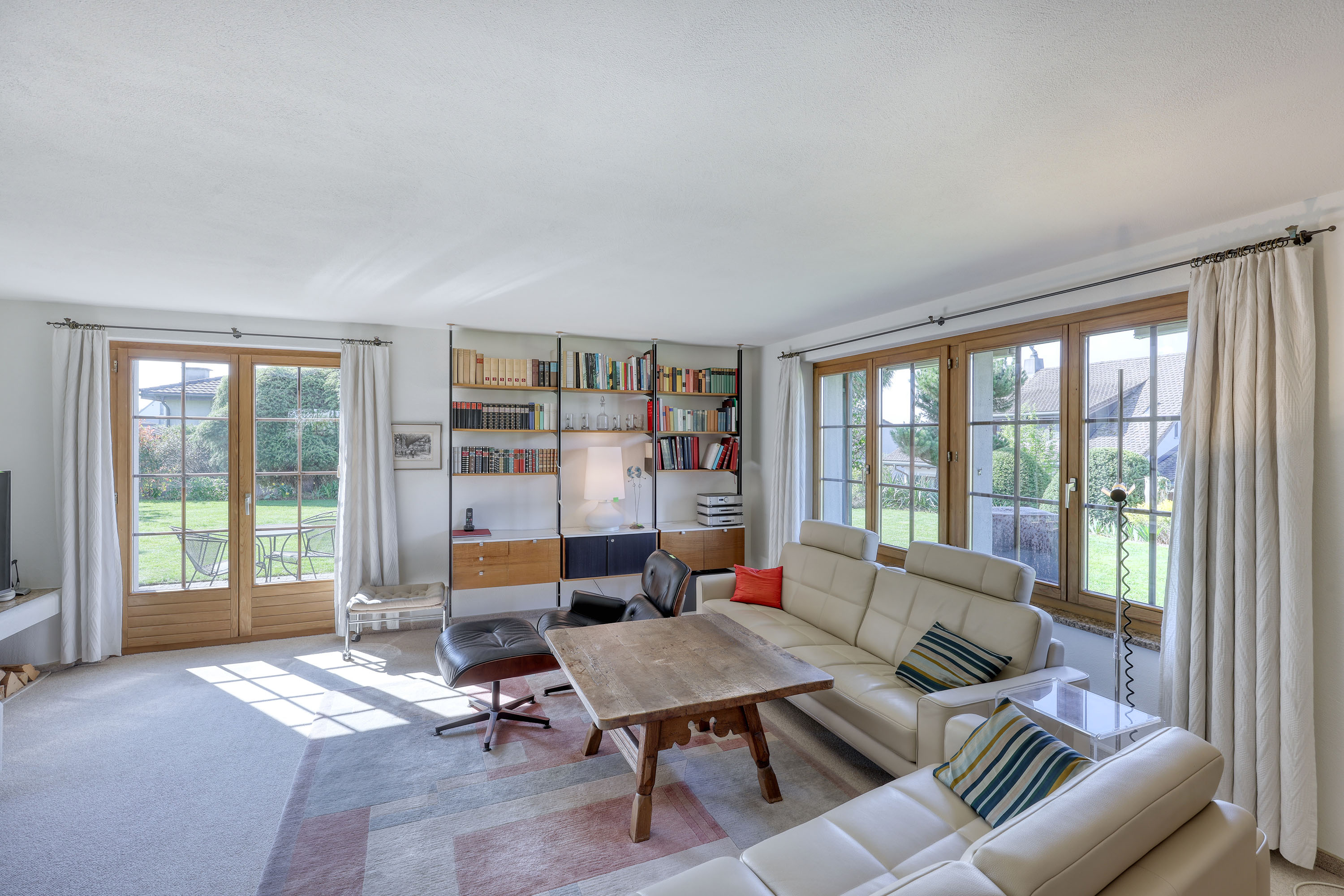 Helles Wohnzimmer mit Gartenblick
