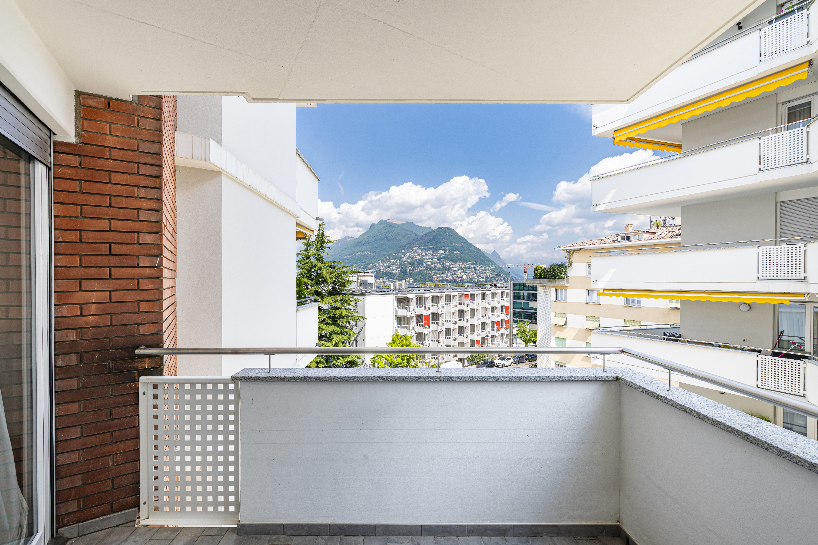 Balkon mit Bergblick