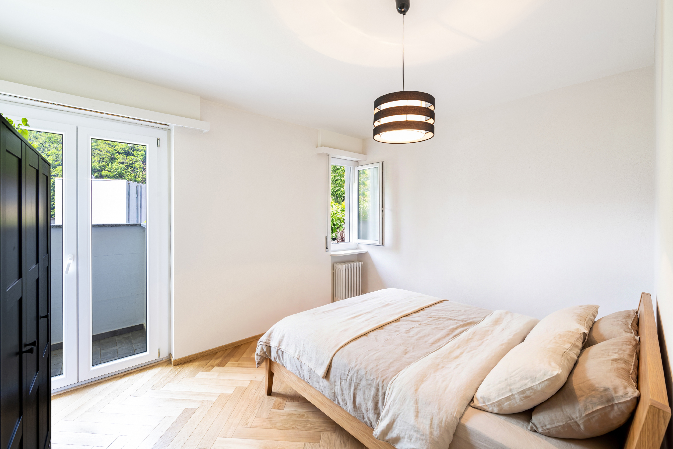 Helles Schlafzimmer mit Balkonzugang