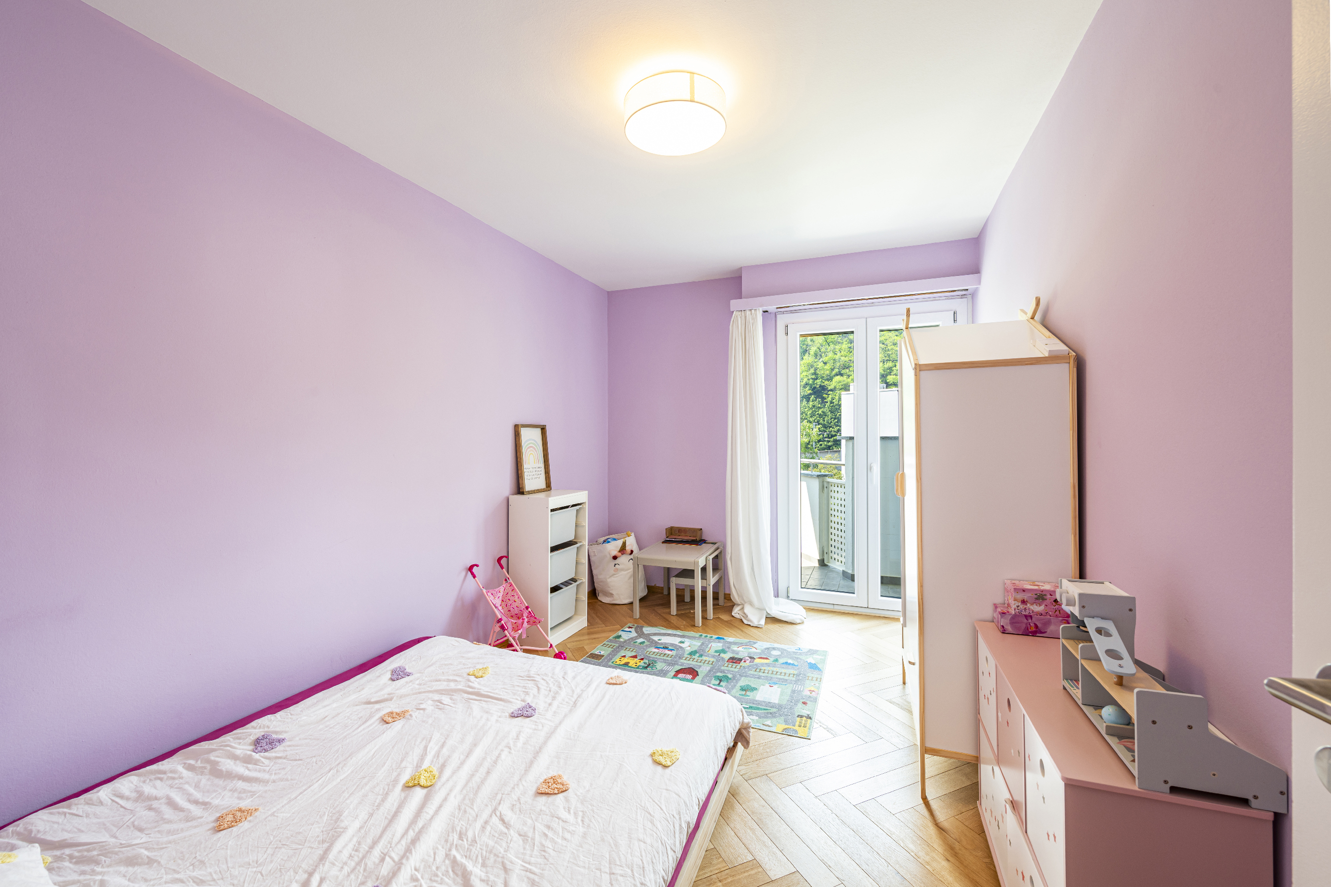 Kinderzimmer mit Balkon und lila Wänden