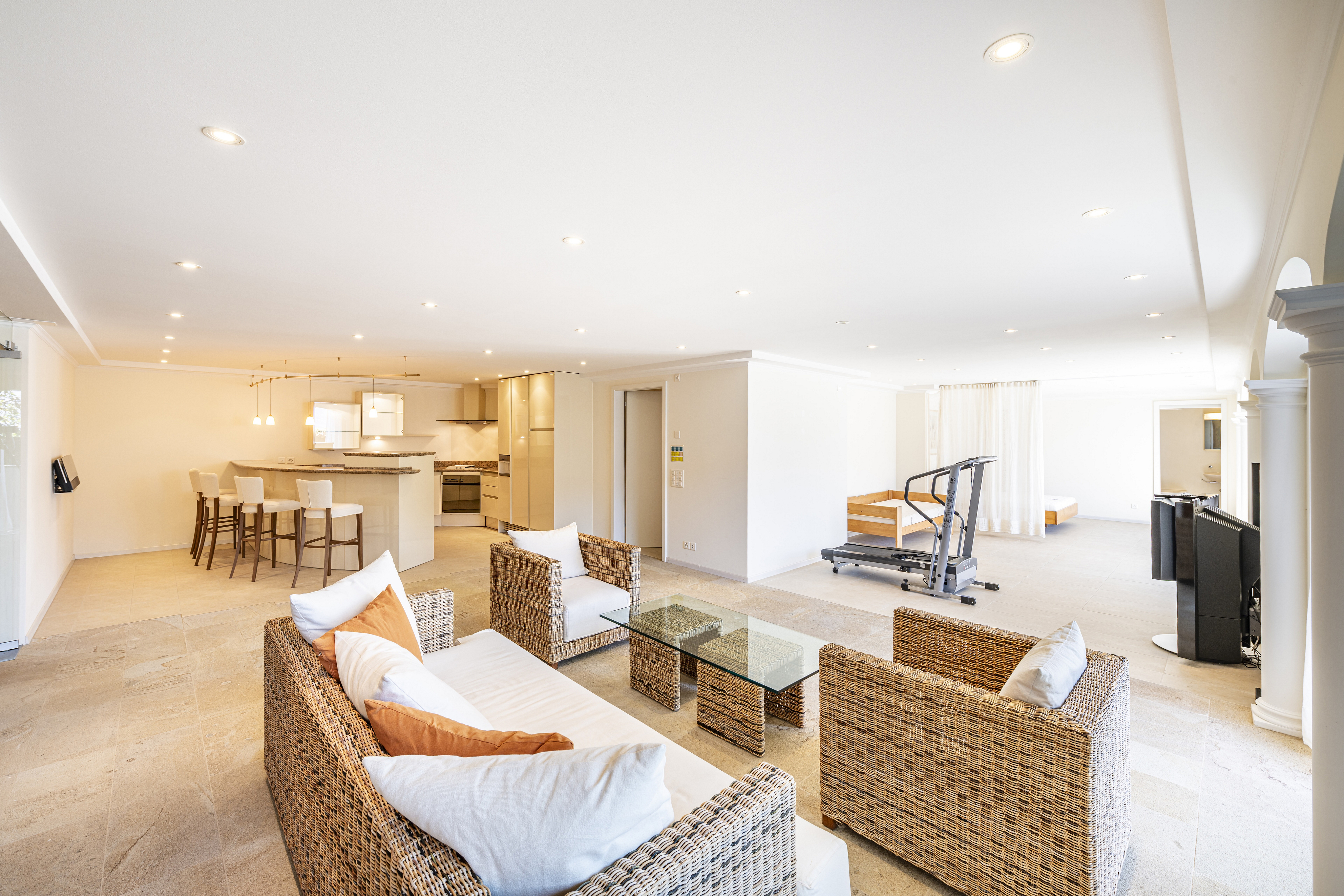 Offener Wohnbereich mit Küche und Lounge