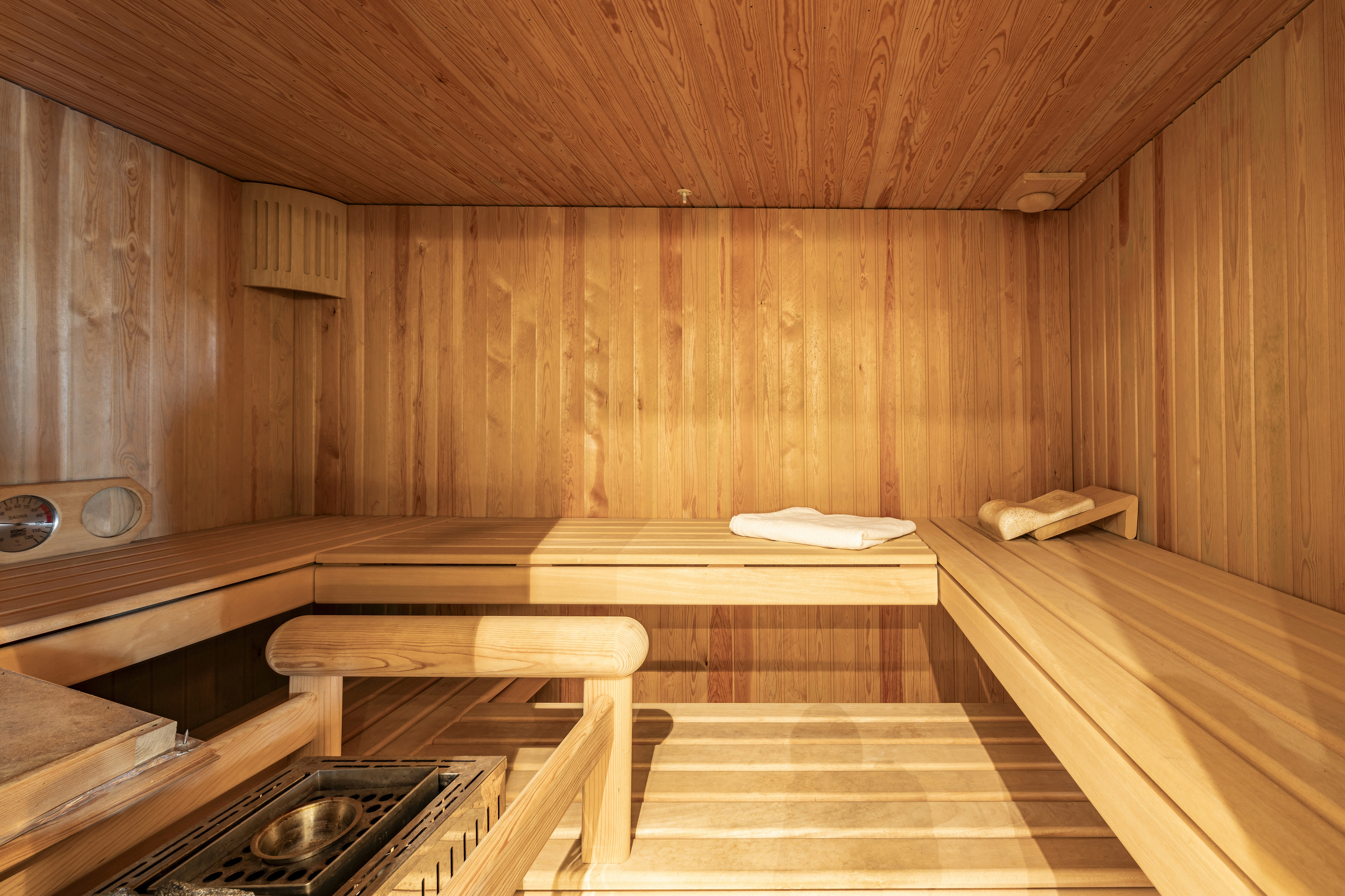 Holzsauna mit Liegen