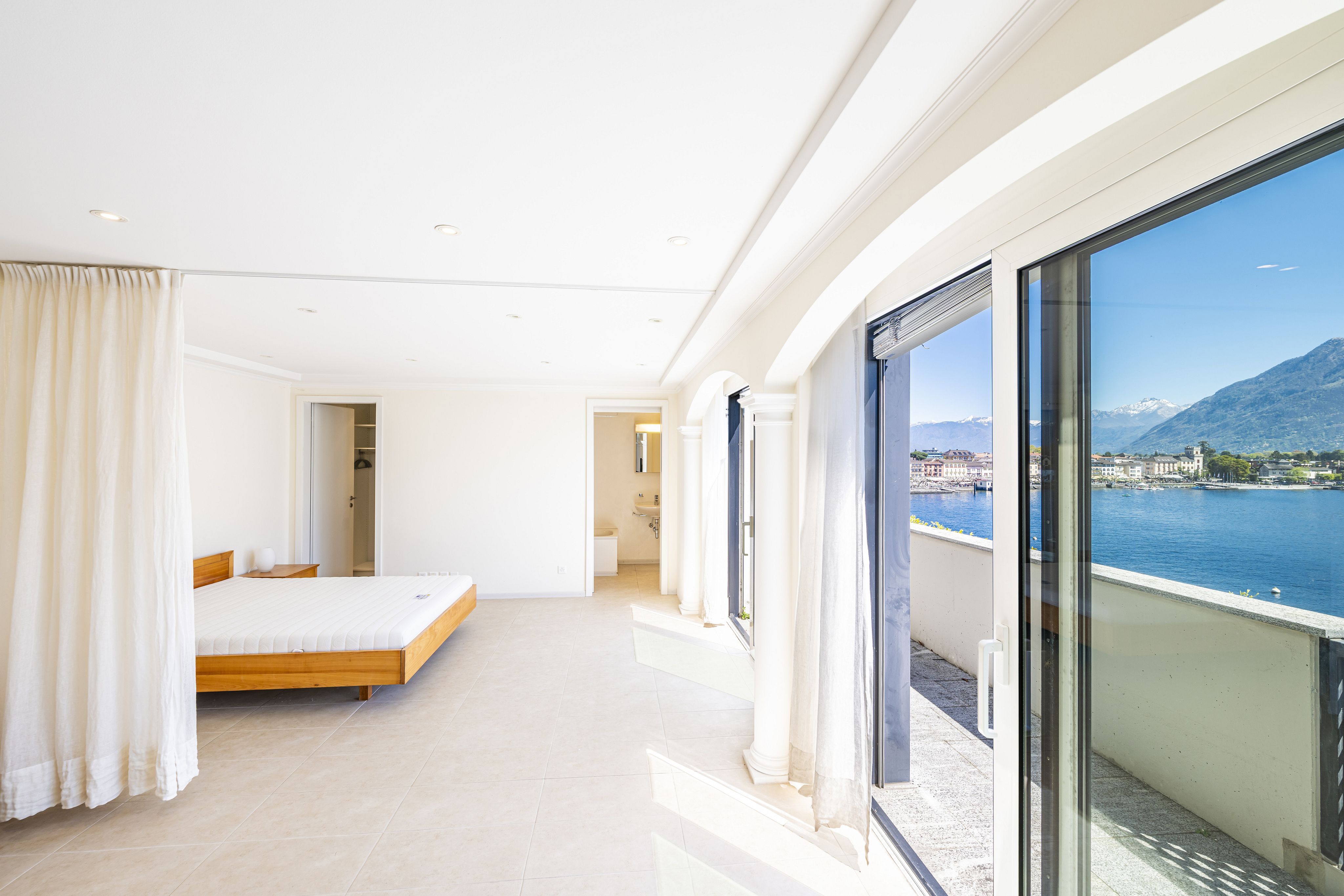 Helles Schlafzimmer mit Seeblick