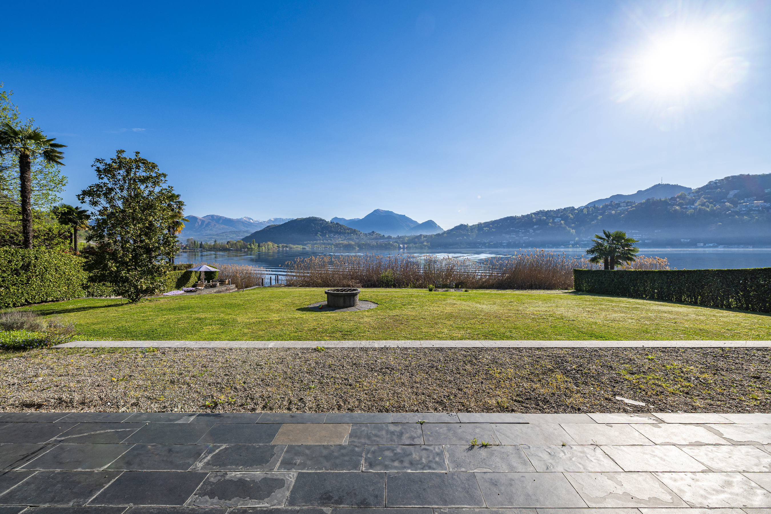 Seeblick vom Garten