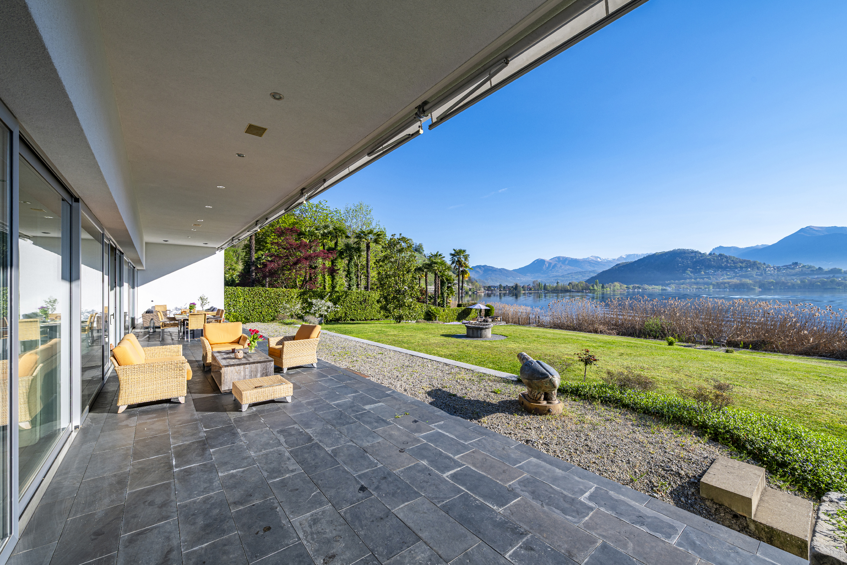 Seeblick-Terrasse mit Lounge-Möbeln