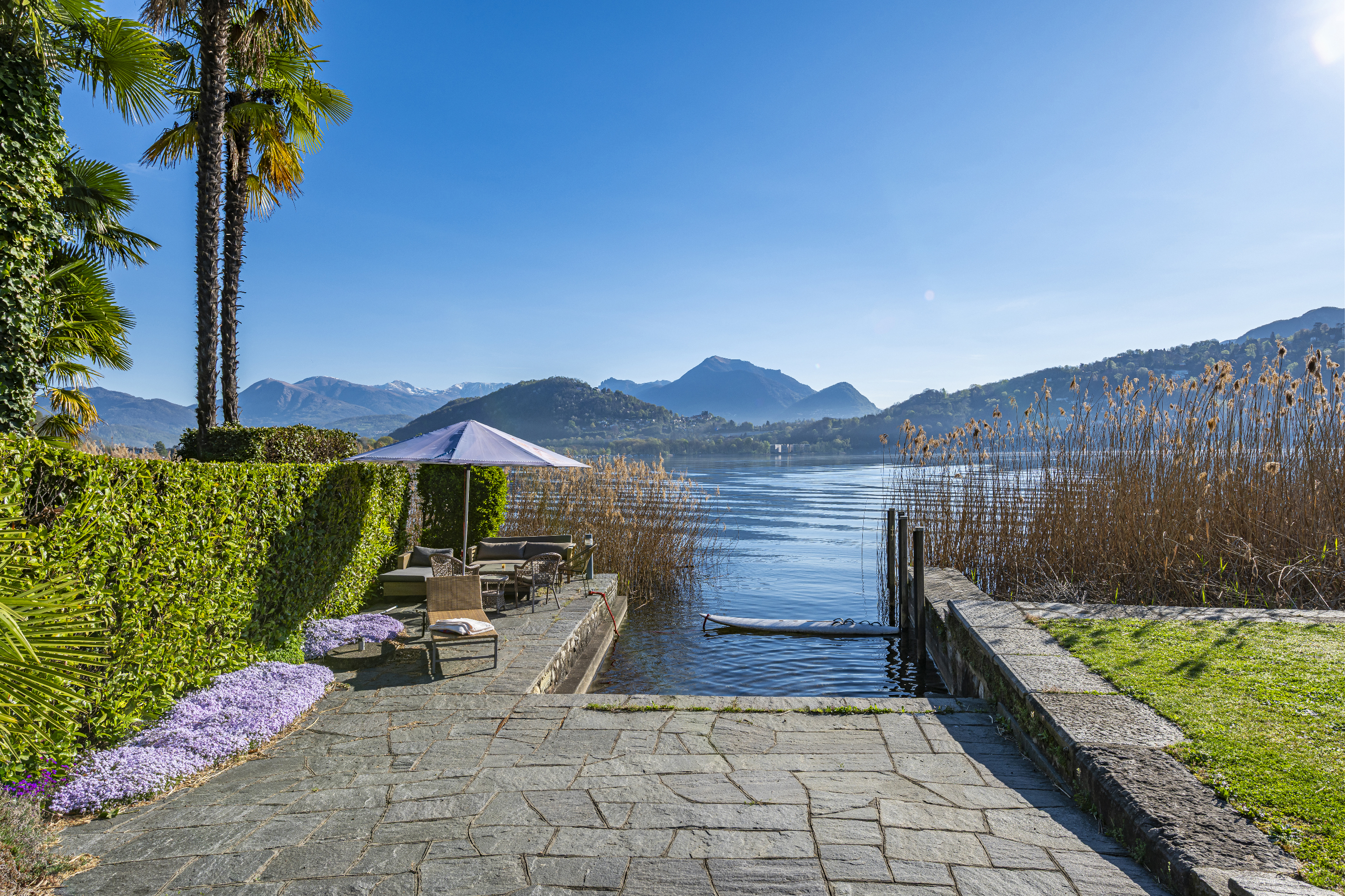 Seegarten mit Lounge und Alpenblick