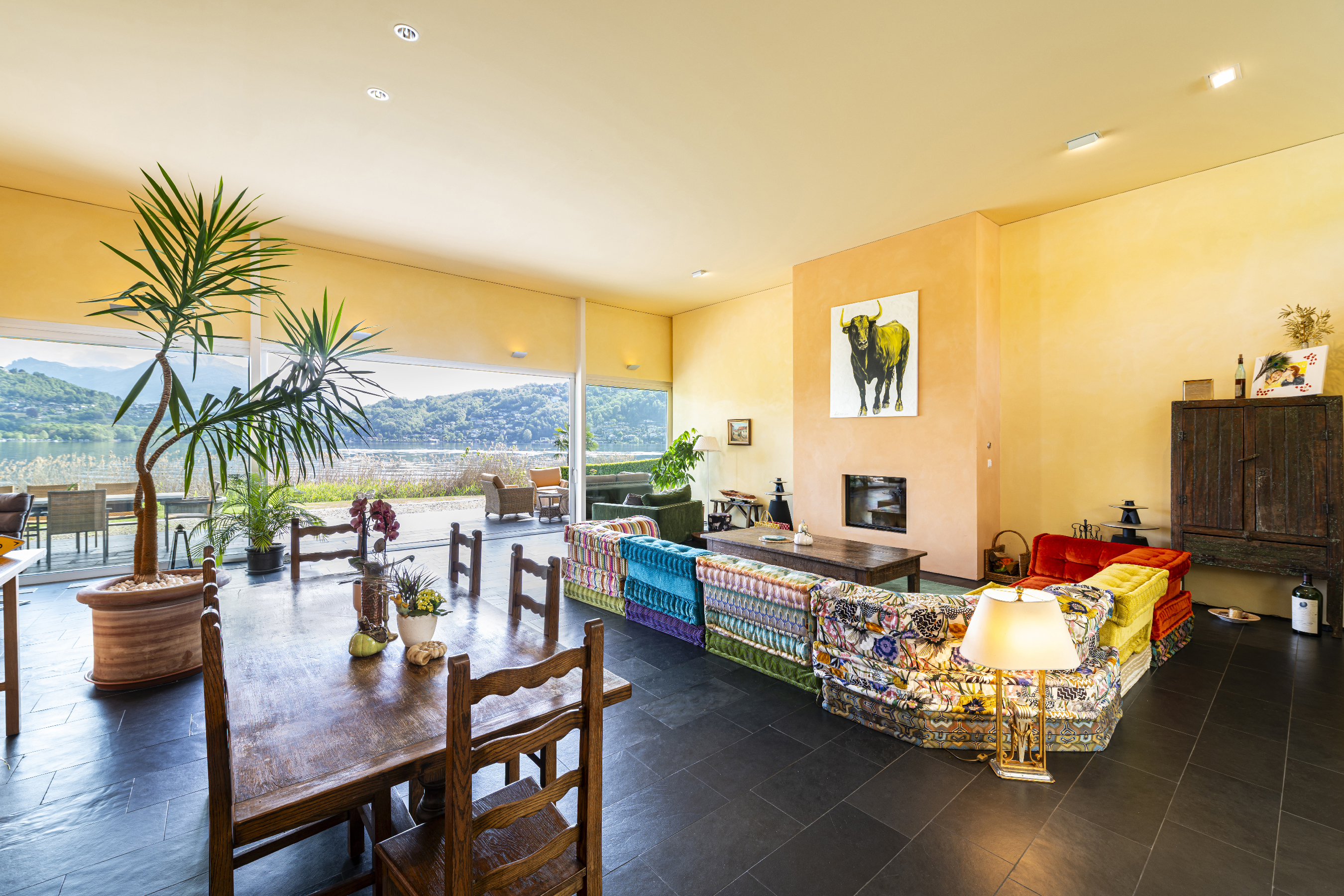 Großzügiges Wohnzimmer mit Seeblick