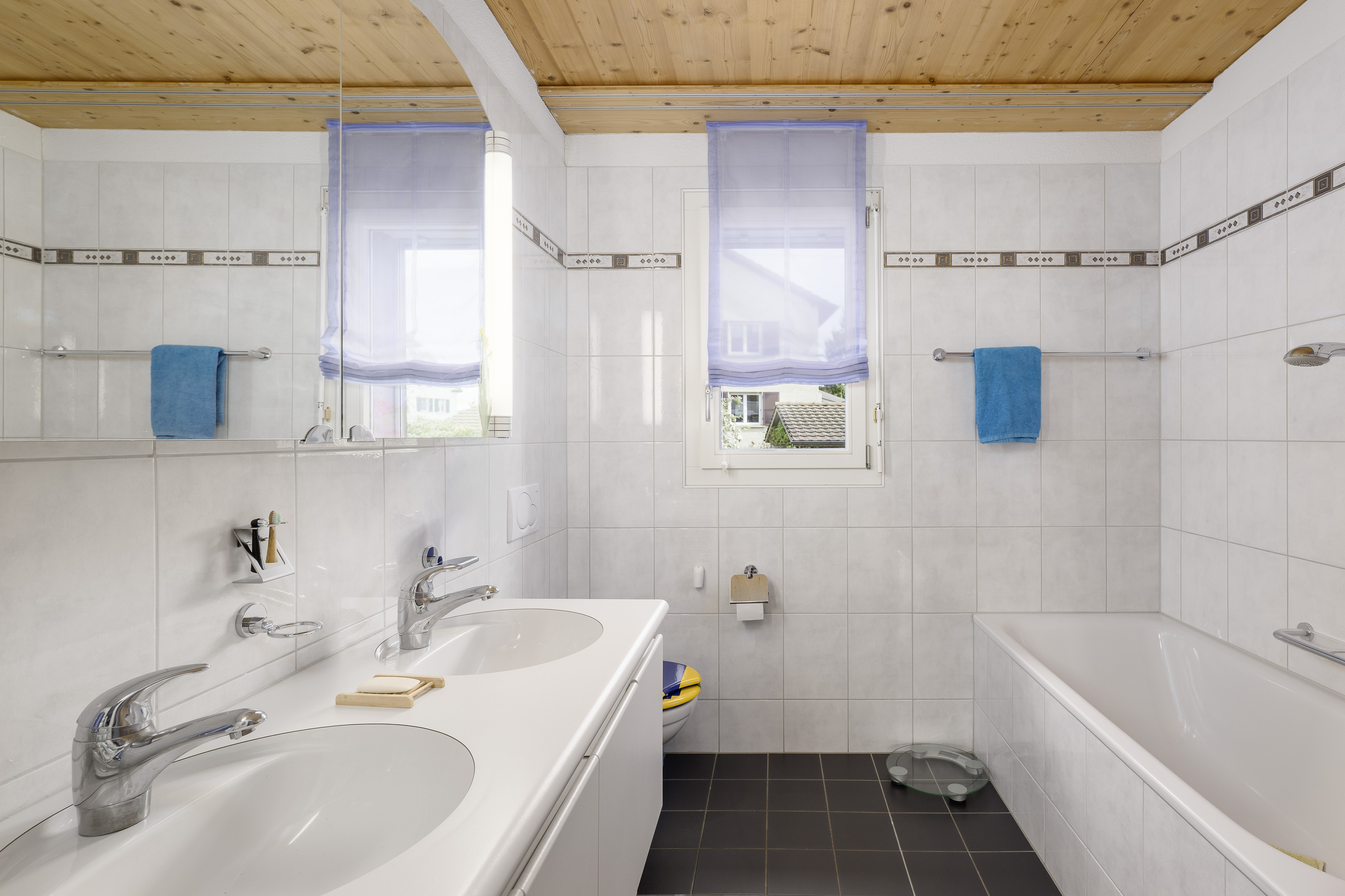 Modernes Badezimmer mit Badewanne und Doppelwaschtisch