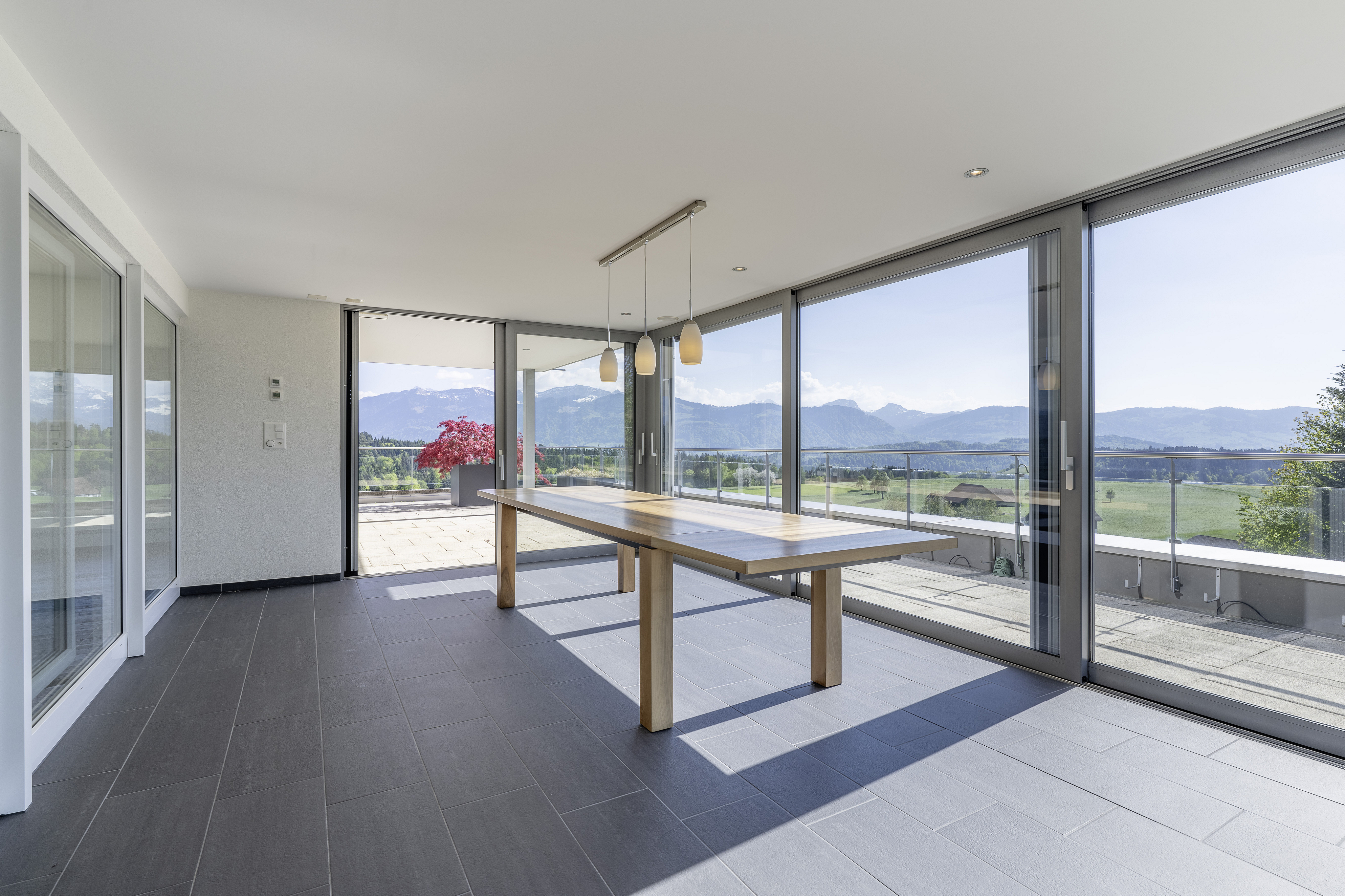 Moderner Innenraum mit Panoramafenstern und Bergblick