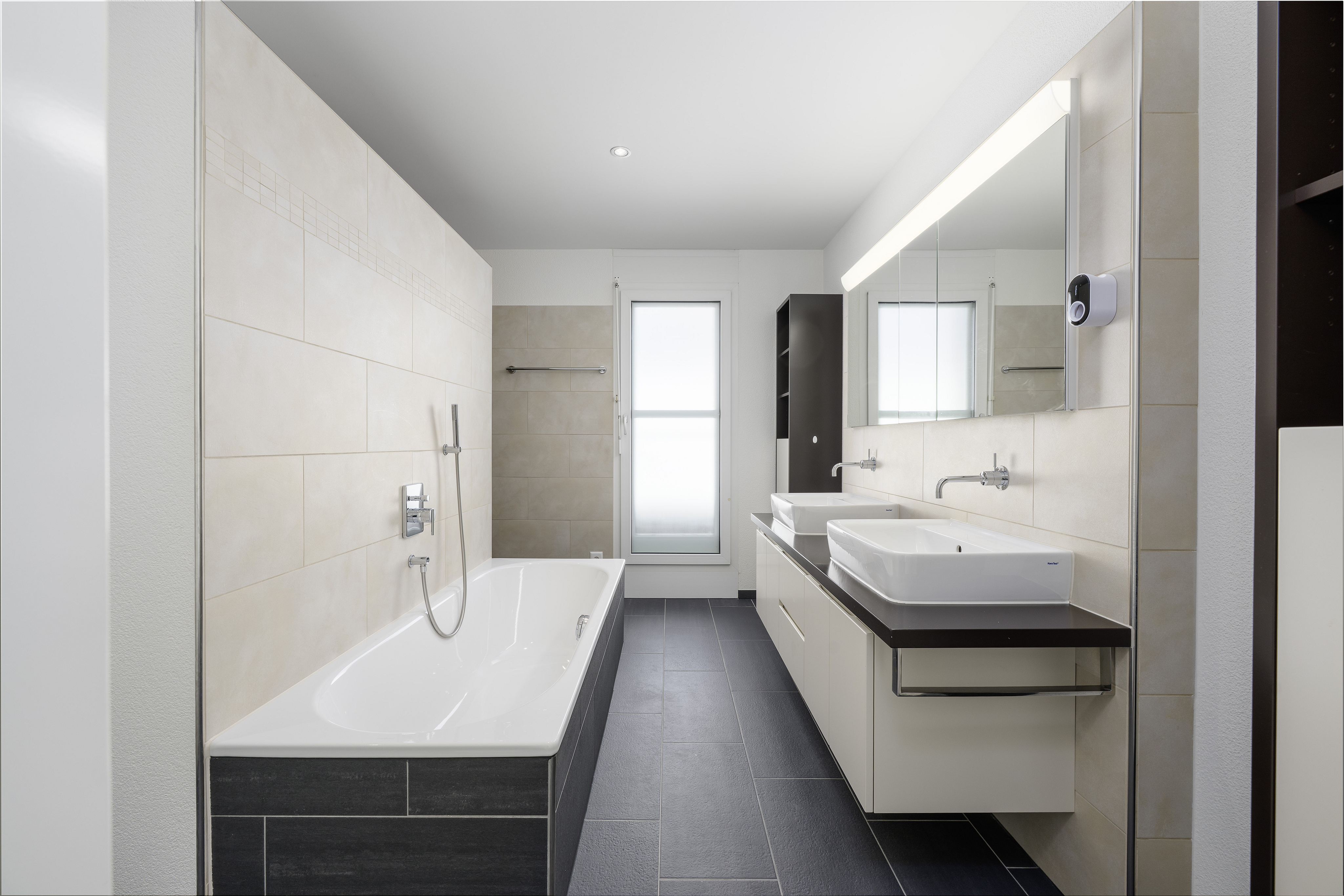 Modernes Badezimmer mit Badewanne und Doppelwaschtisch