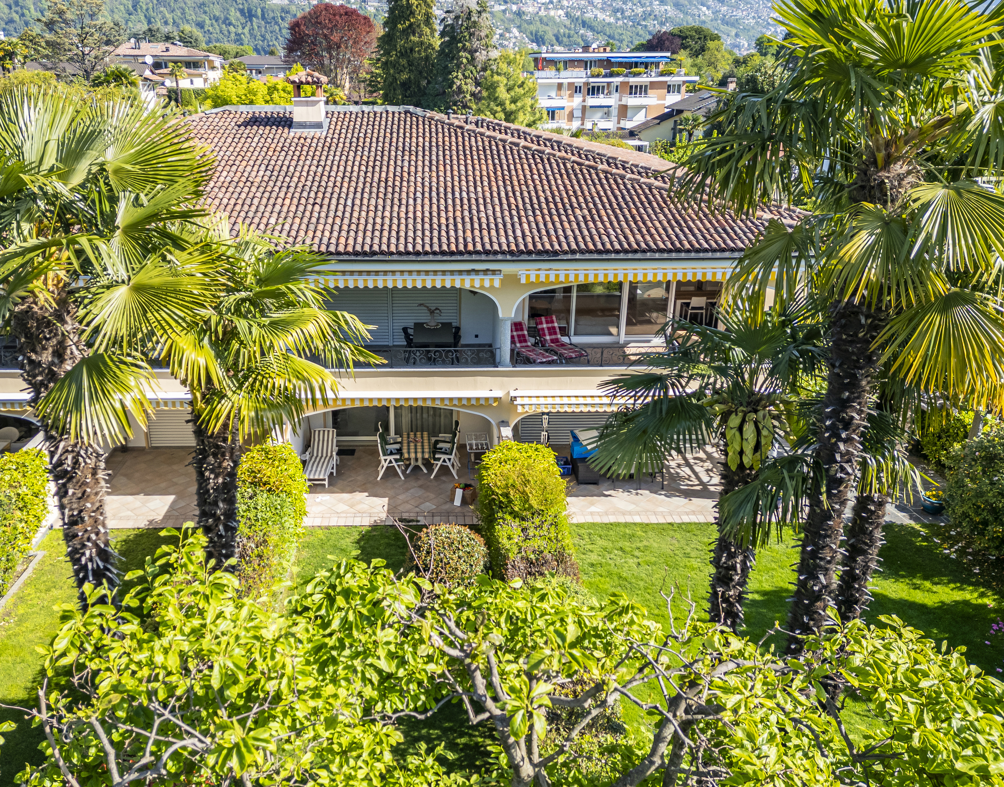 Villa mit mediterranem Garten und Bergblick