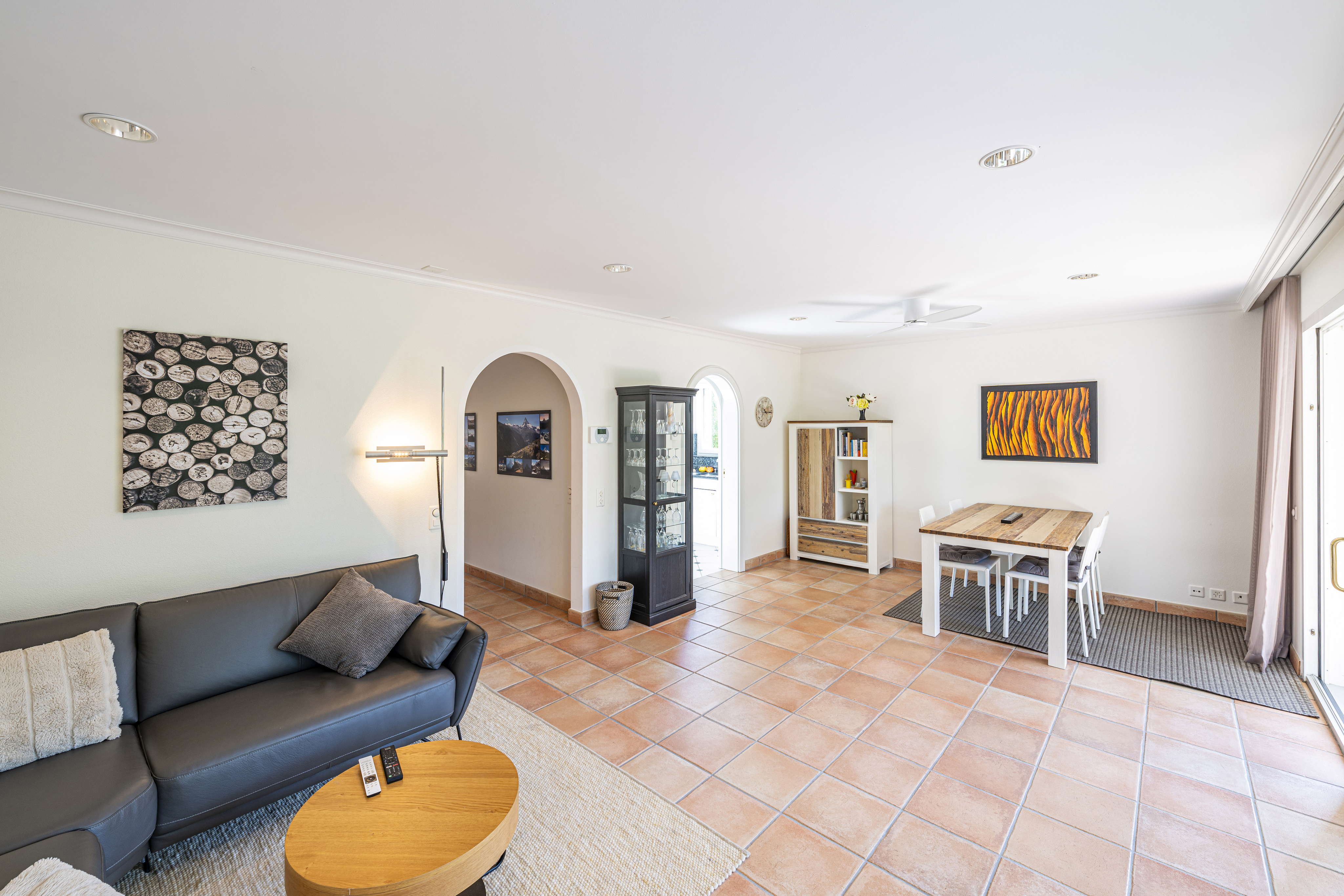 Helles Wohn- und Esszimmer mit Terrakottafliesen
