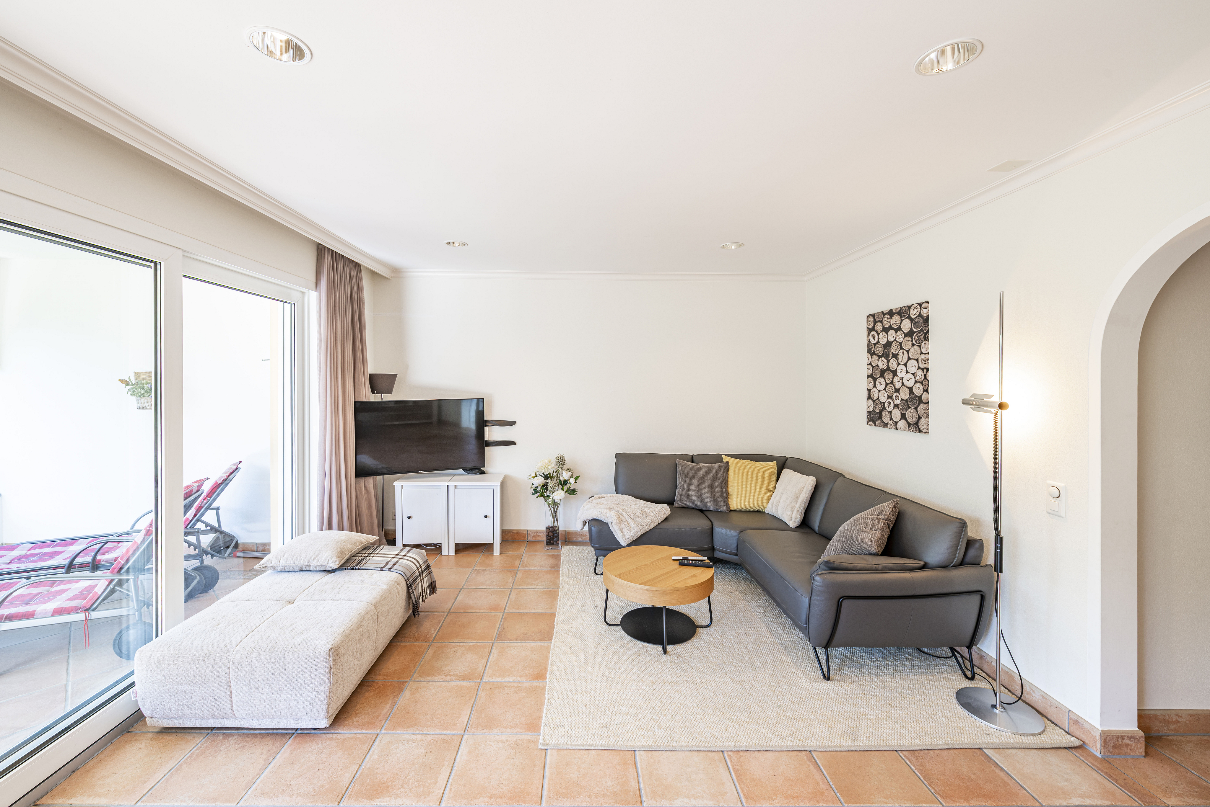 Heller Wohnbereich mit Terrassenzugang