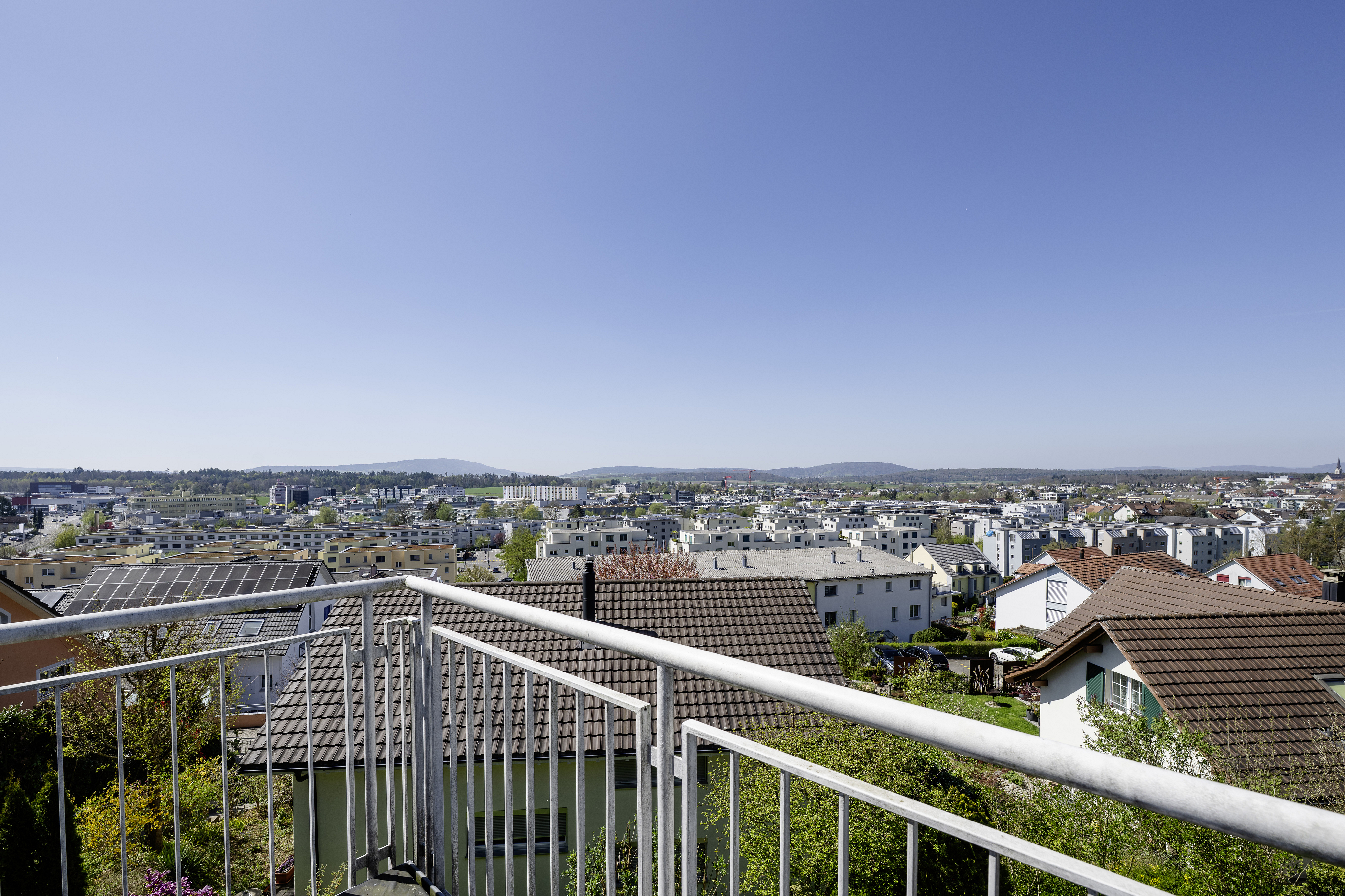 Blick vom Balkon über eine Wohnsiedlung