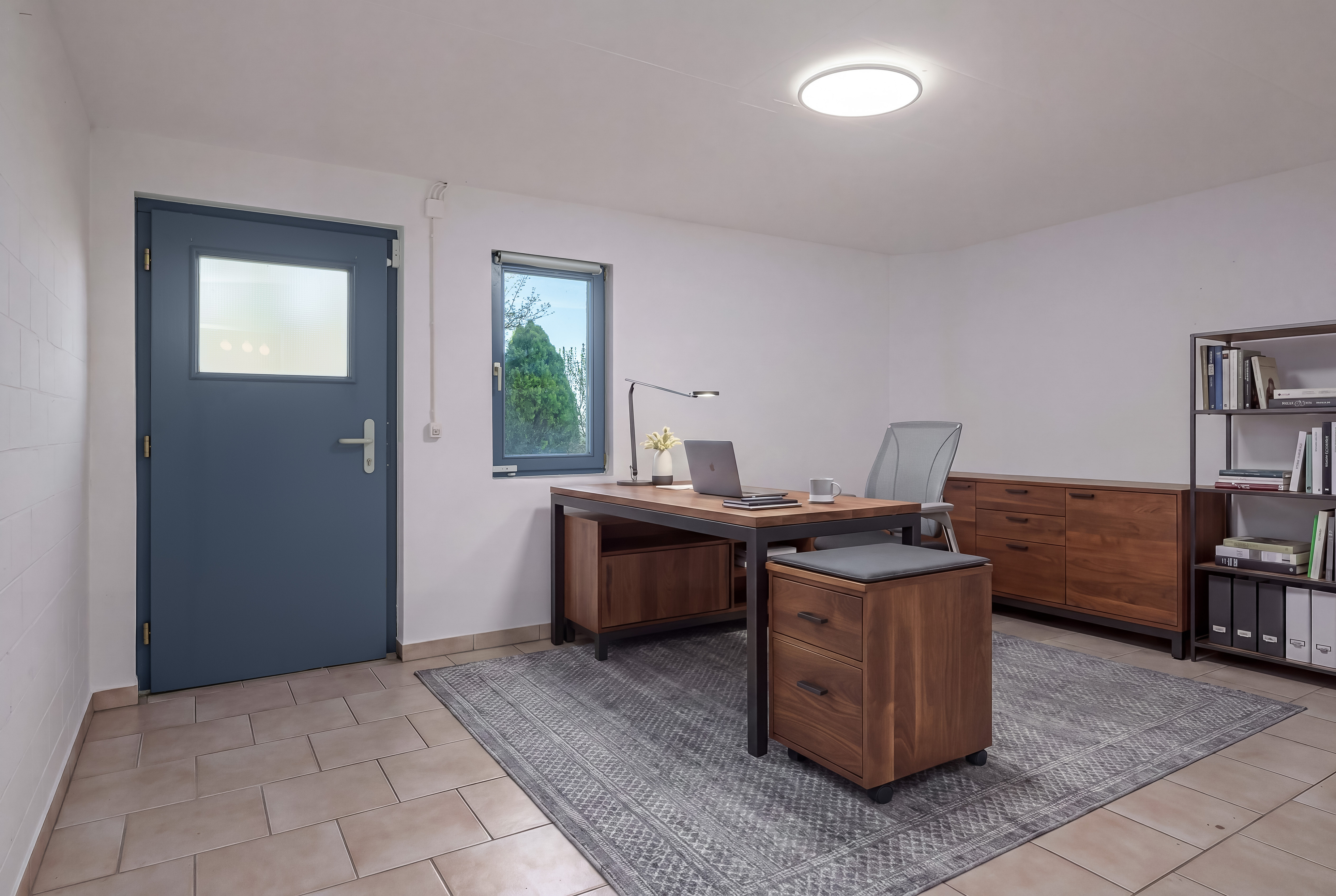 Modernes Arbeitszimmer mit Schreibtisch und Stauraum