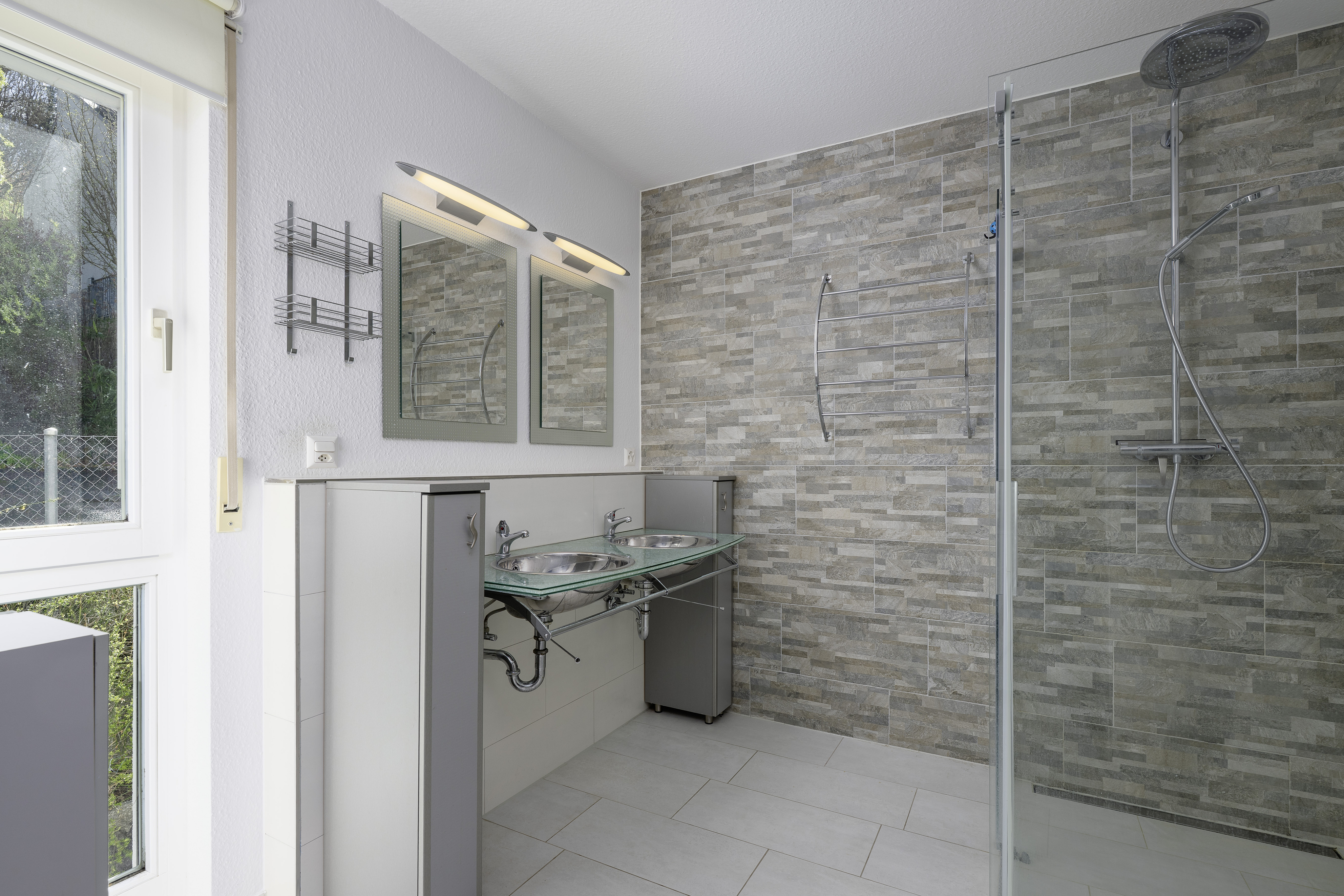 Modernes Badezimmer mit begehbarer Dusche und Doppelwaschbecken