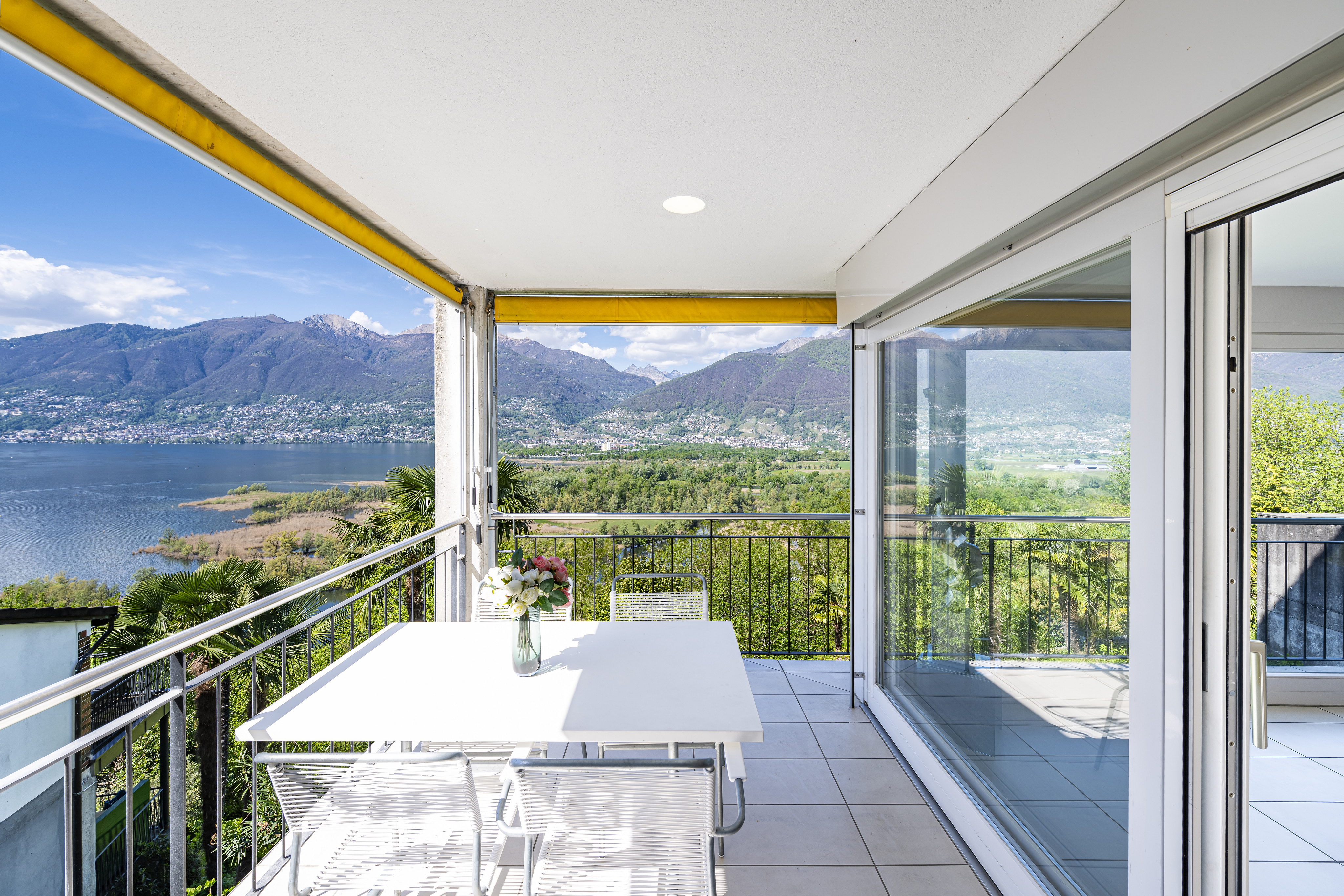 Überdachter Balkon mit Seeblick