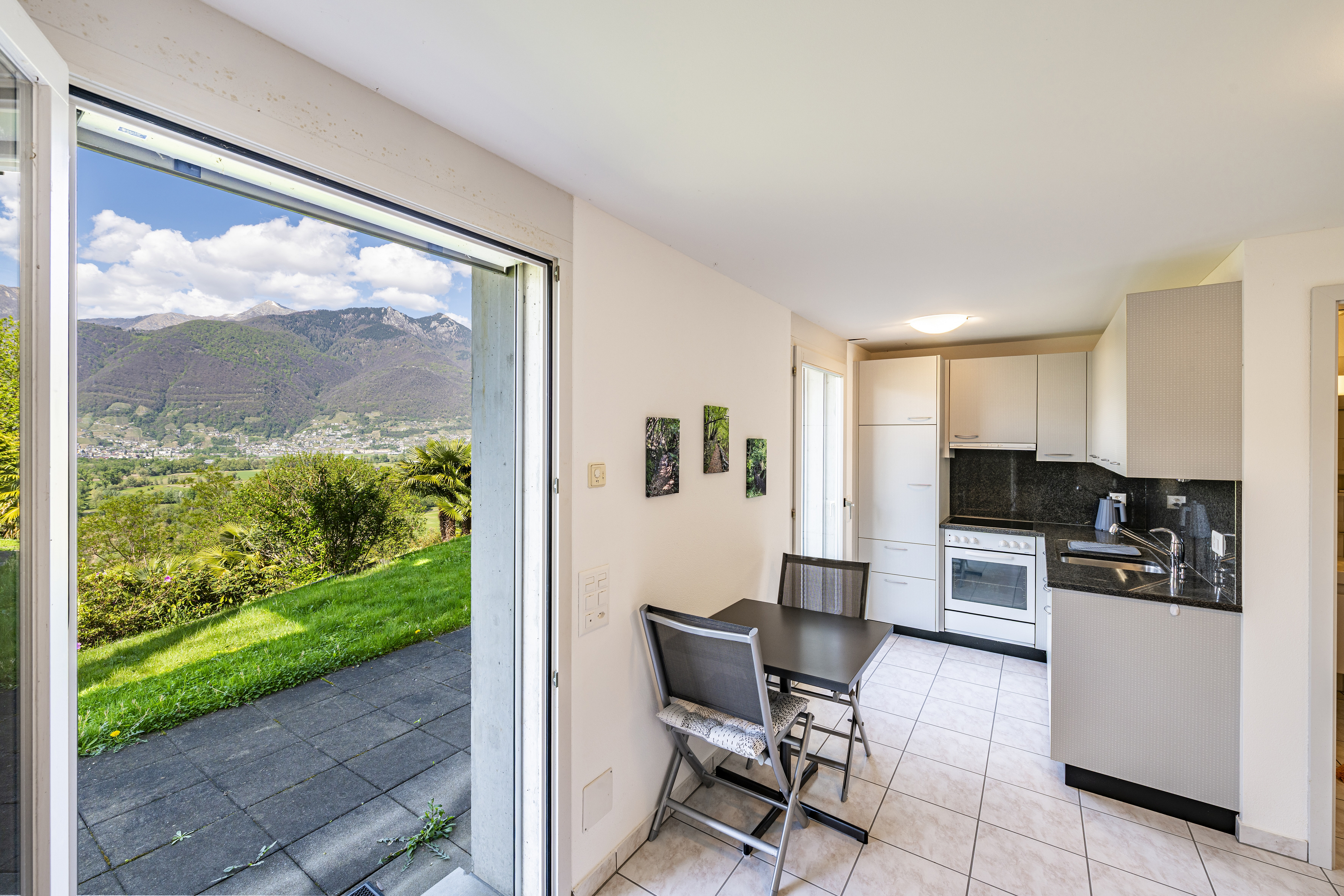 Kleine Küche mit Bergblick