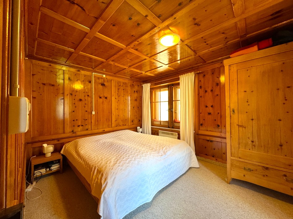 Gemütliches Holzschlafzimmer