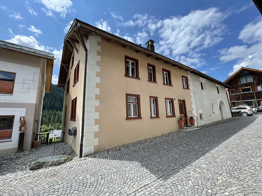 Dorfstraße mit historischen Häusern