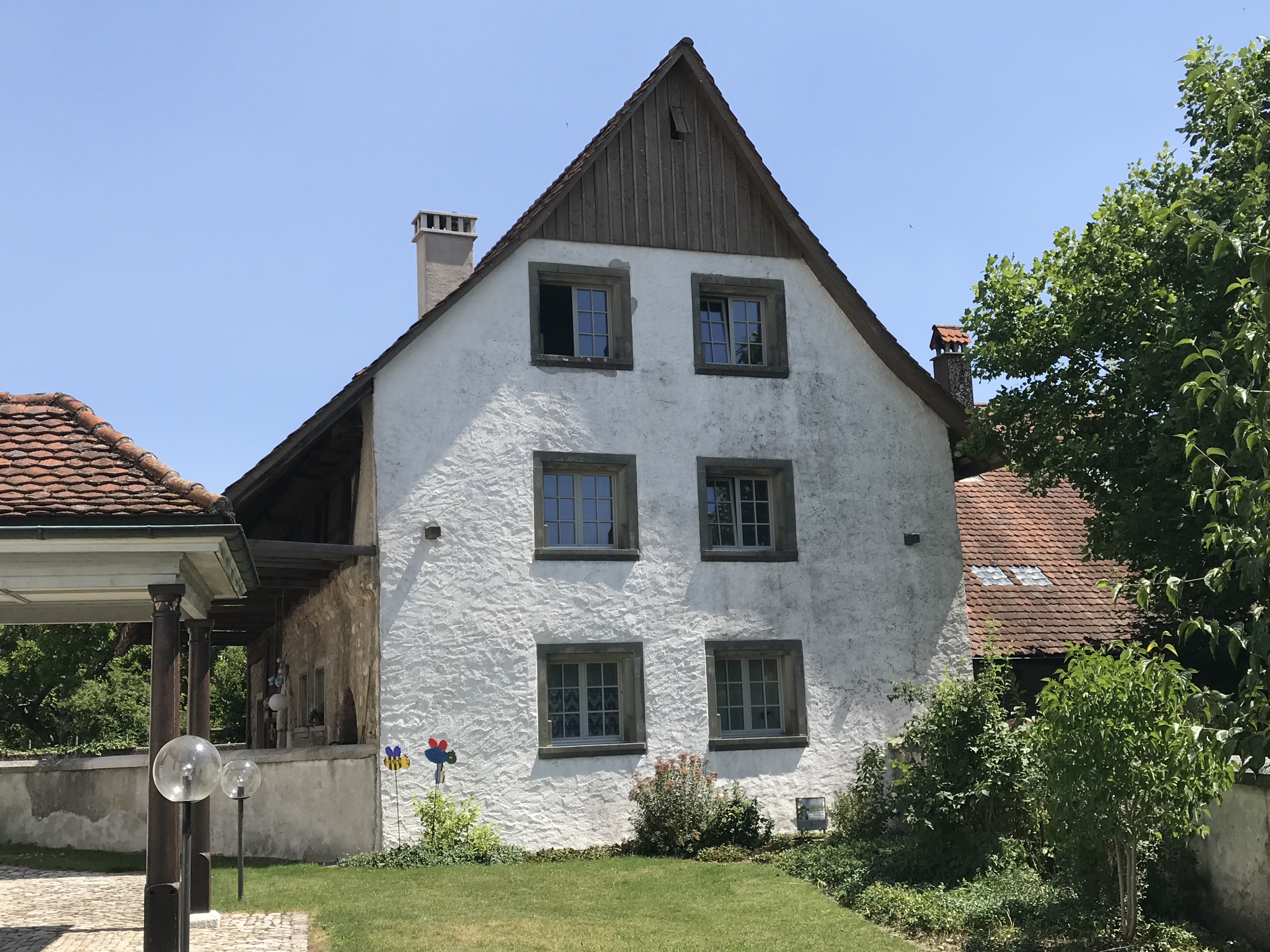 Historisches Wohnhaus mit steilem Satteldach