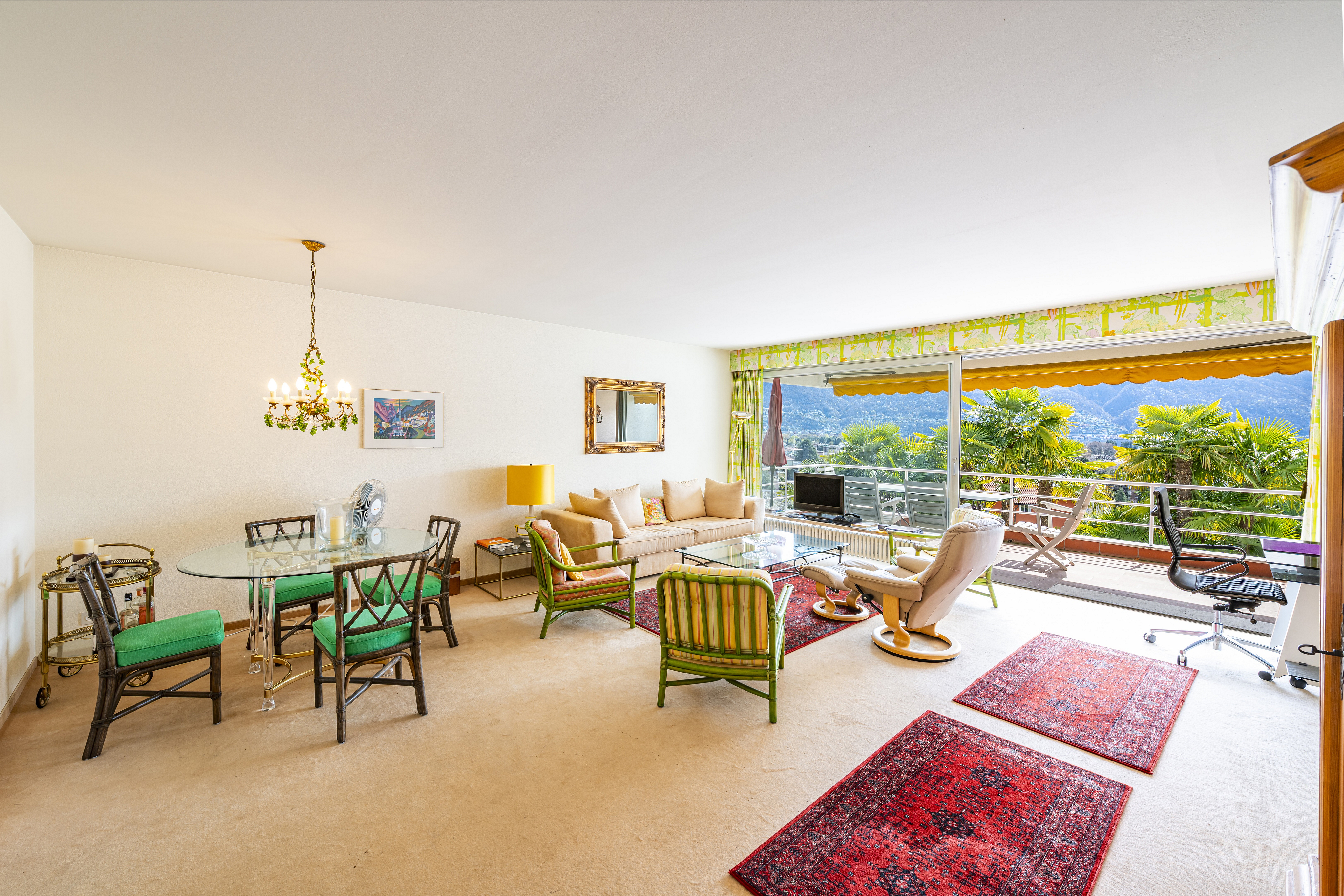 Helles Wohnzimmer mit Balkon und Bergblick