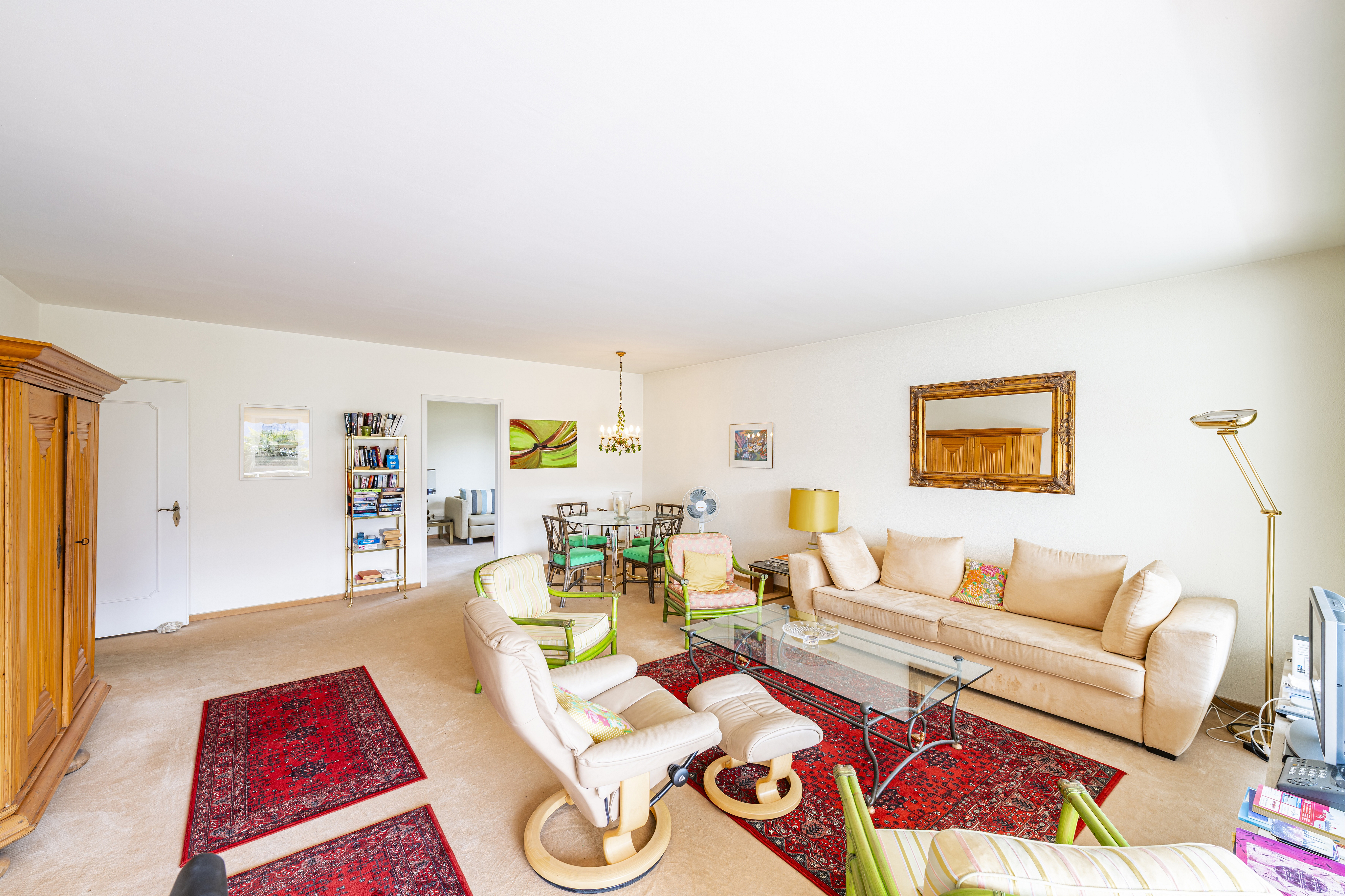 Helles Wohnzimmer mit Essbereich