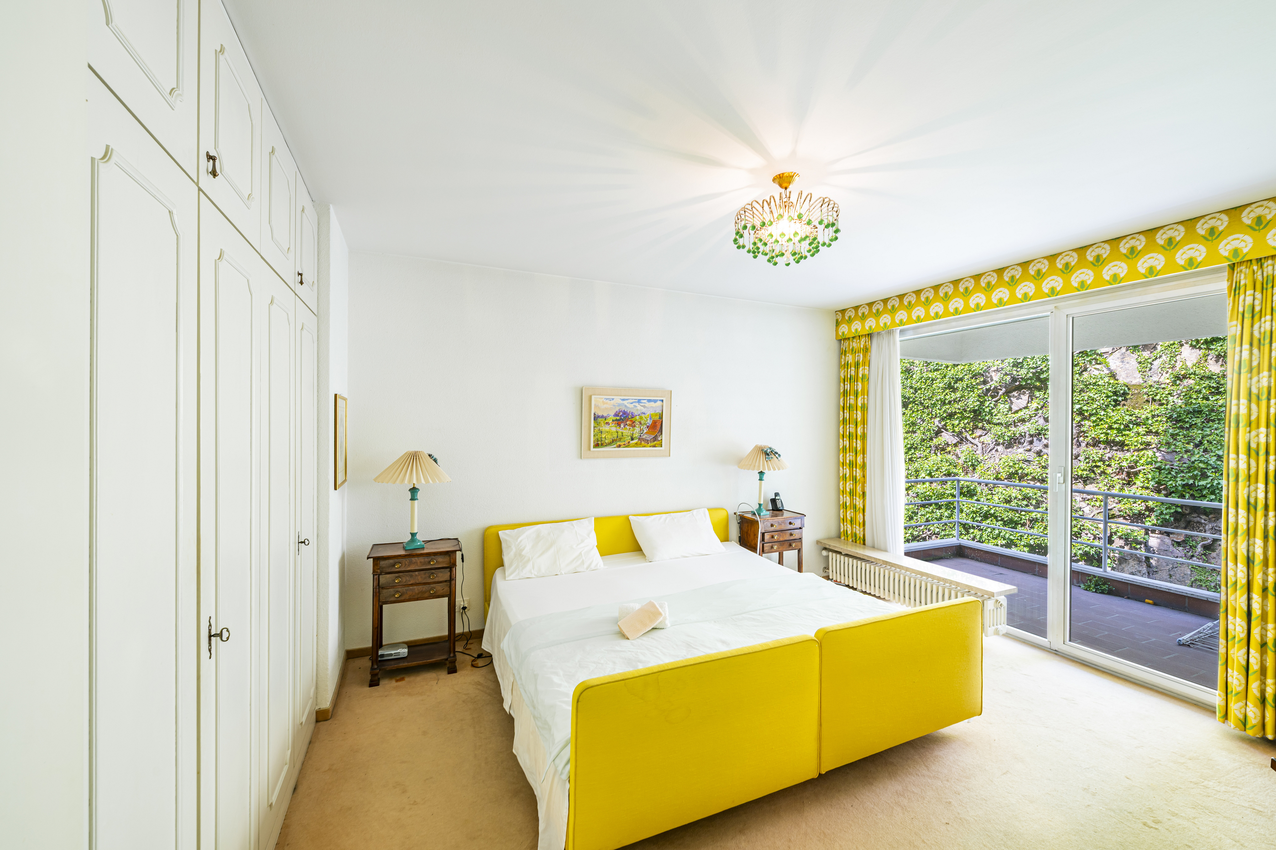 Helles Schlafzimmer mit Balkon