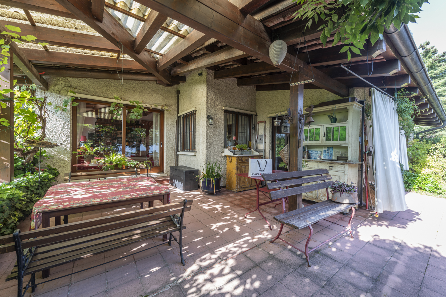 Überdachte Terrasse mit Sitz- und Dekorbereich