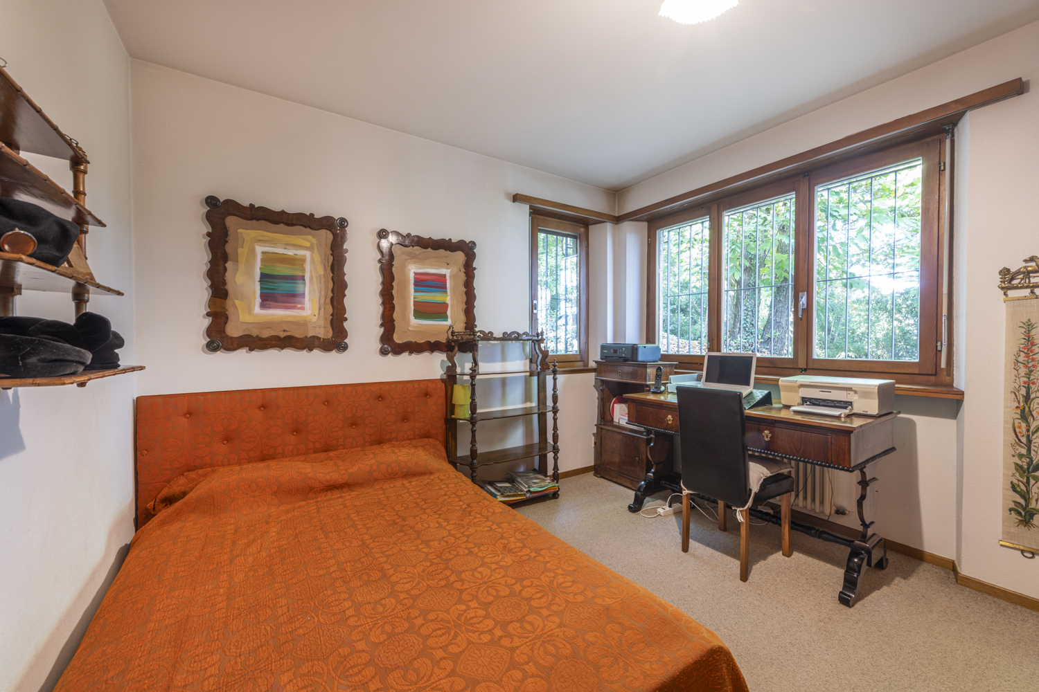 Schlafzimmer mit Arbeitsplatz am Fenster