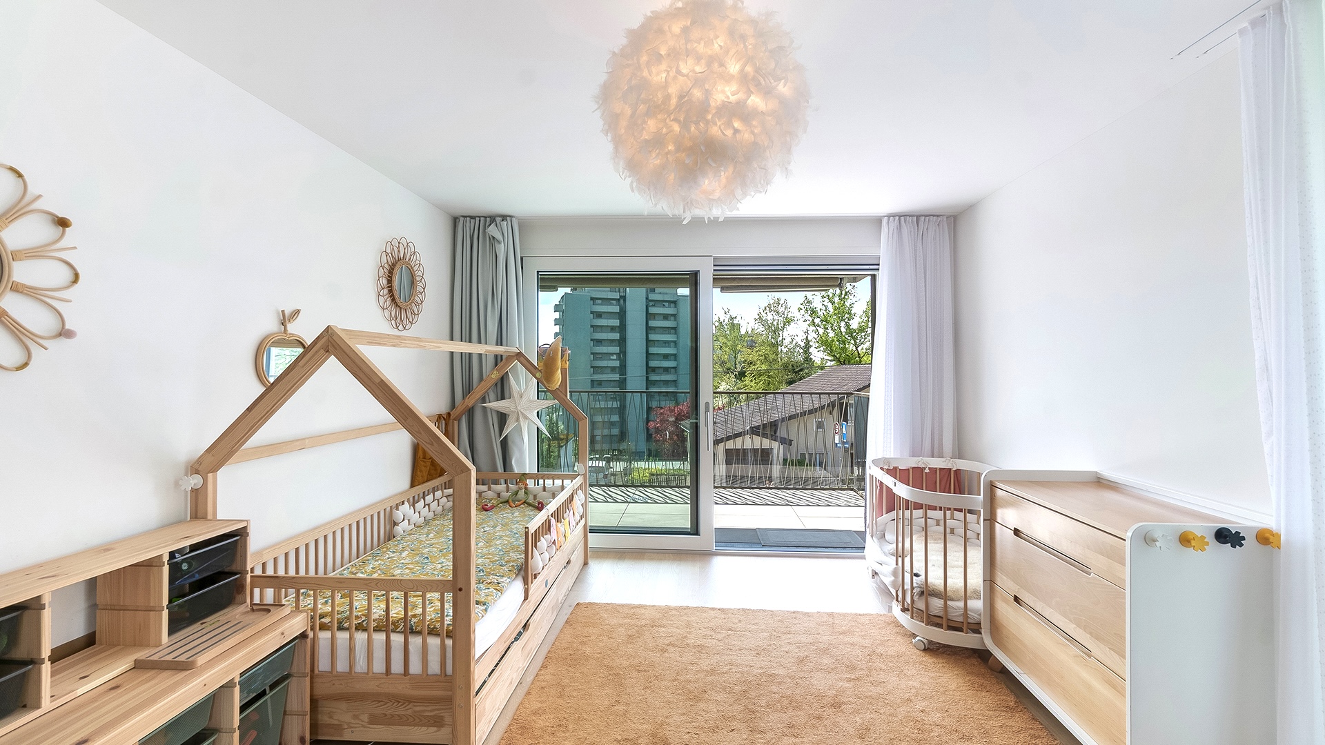 Helles Kinderzimmer mit Balkonblick