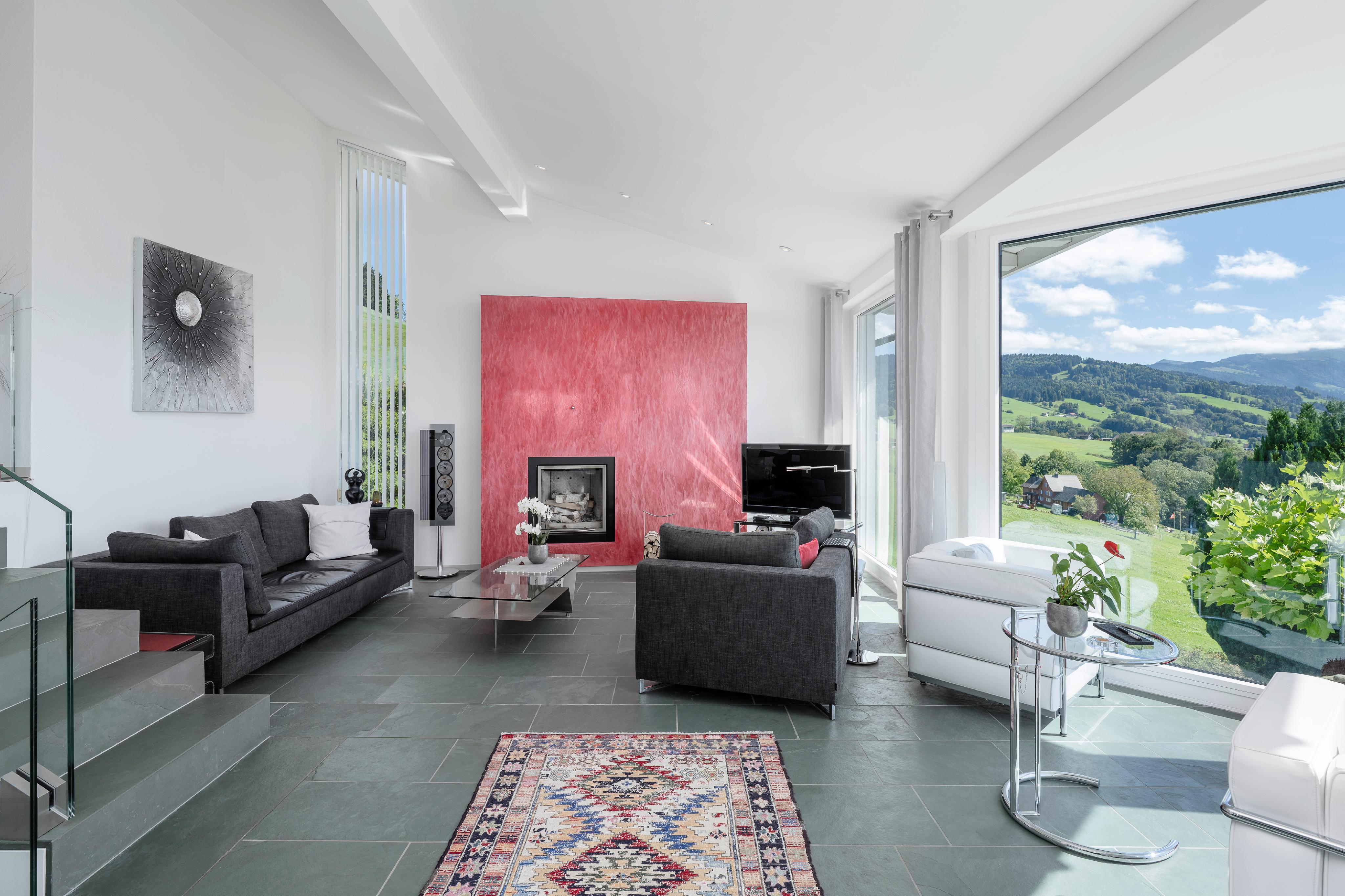 Modernes Wohnzimmer mit Panoramablick