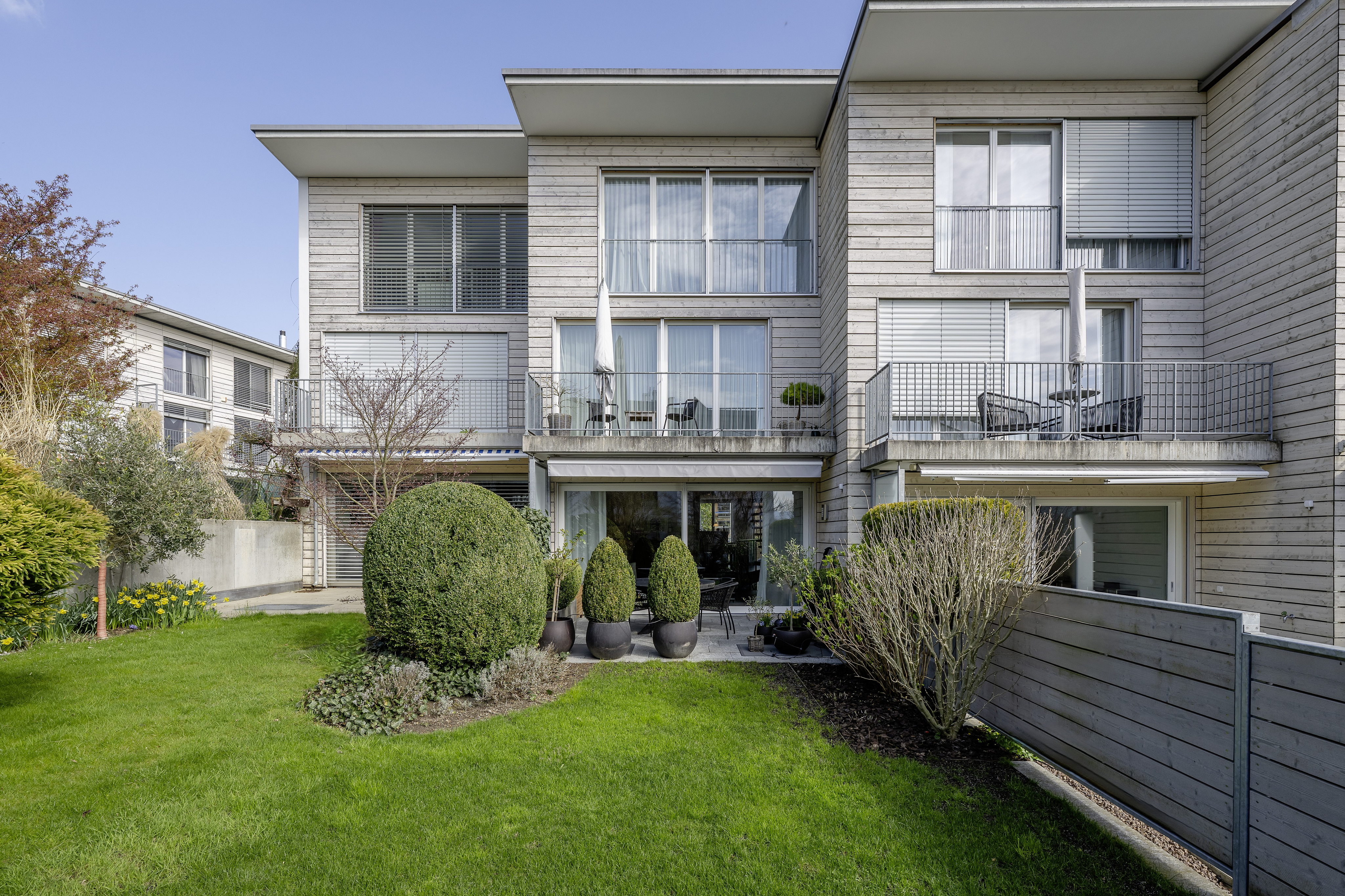 Moderne Wohnanlage mit Garten